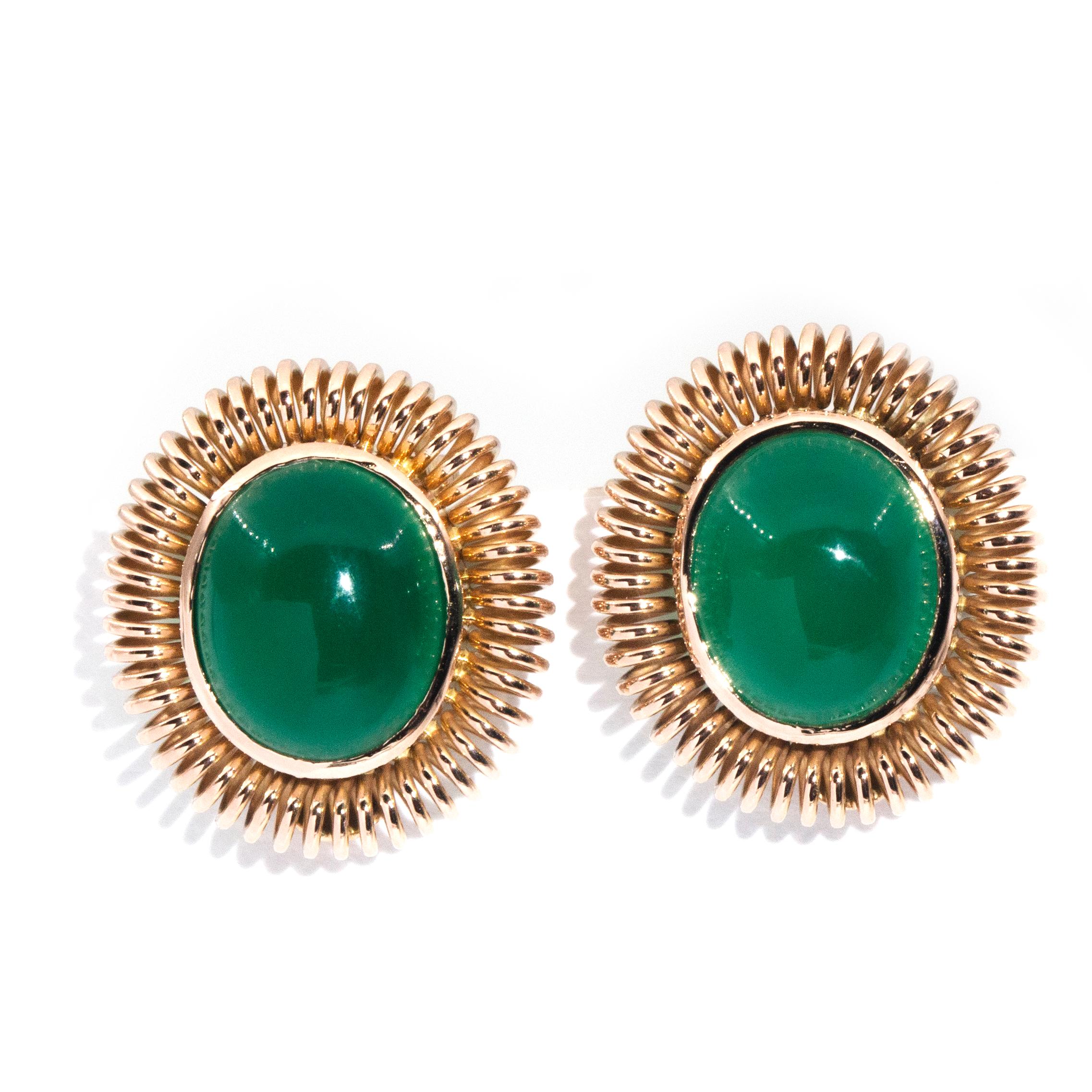Modern Vintage circa 1990s 9 Carat Yellow Gold Oval Green Agate Cabochon Clip Earrings For Sale