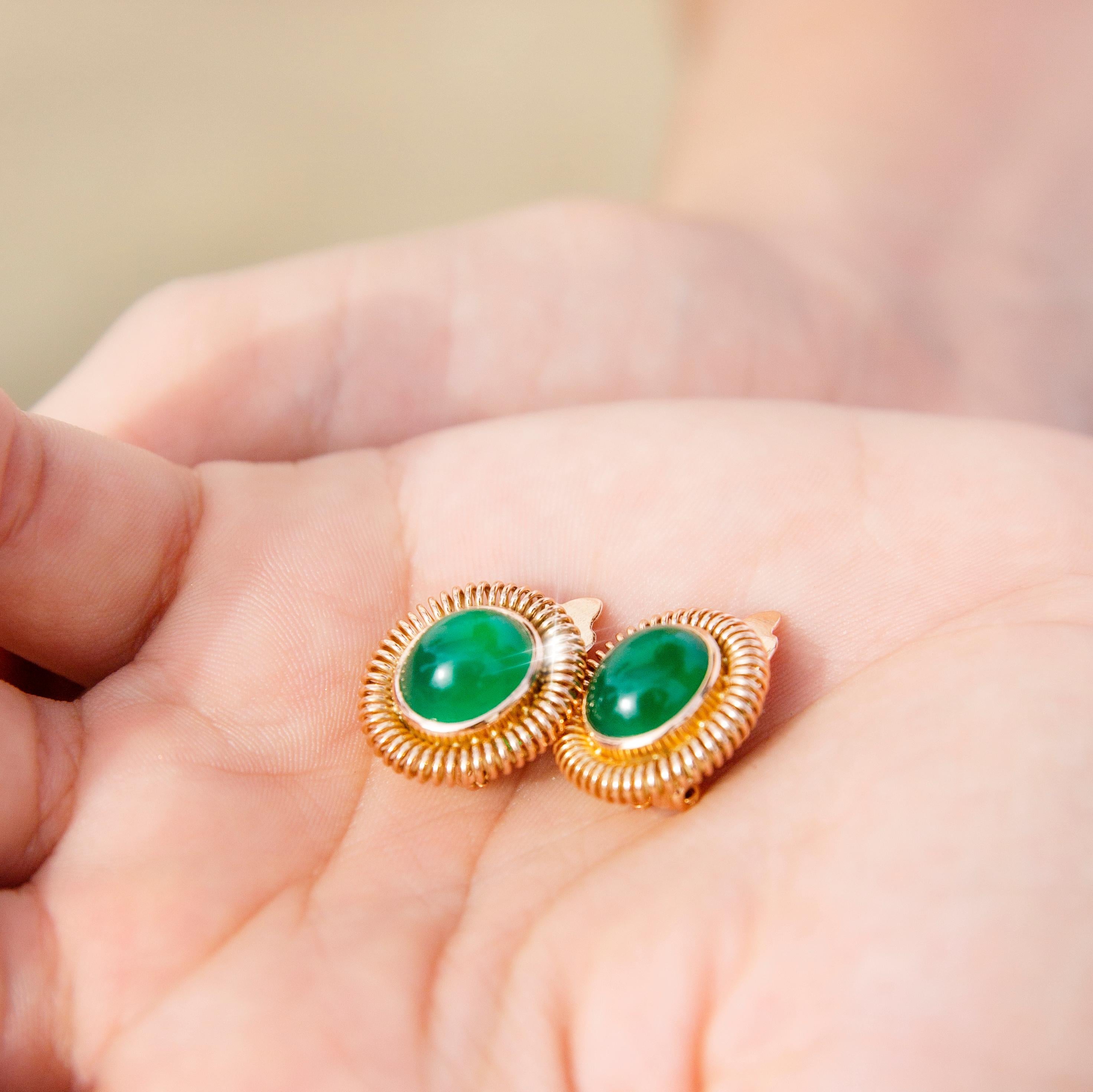 Women's or Men's Vintage circa 1990s 9 Carat Yellow Gold Oval Green Agate Cabochon Clip Earrings For Sale