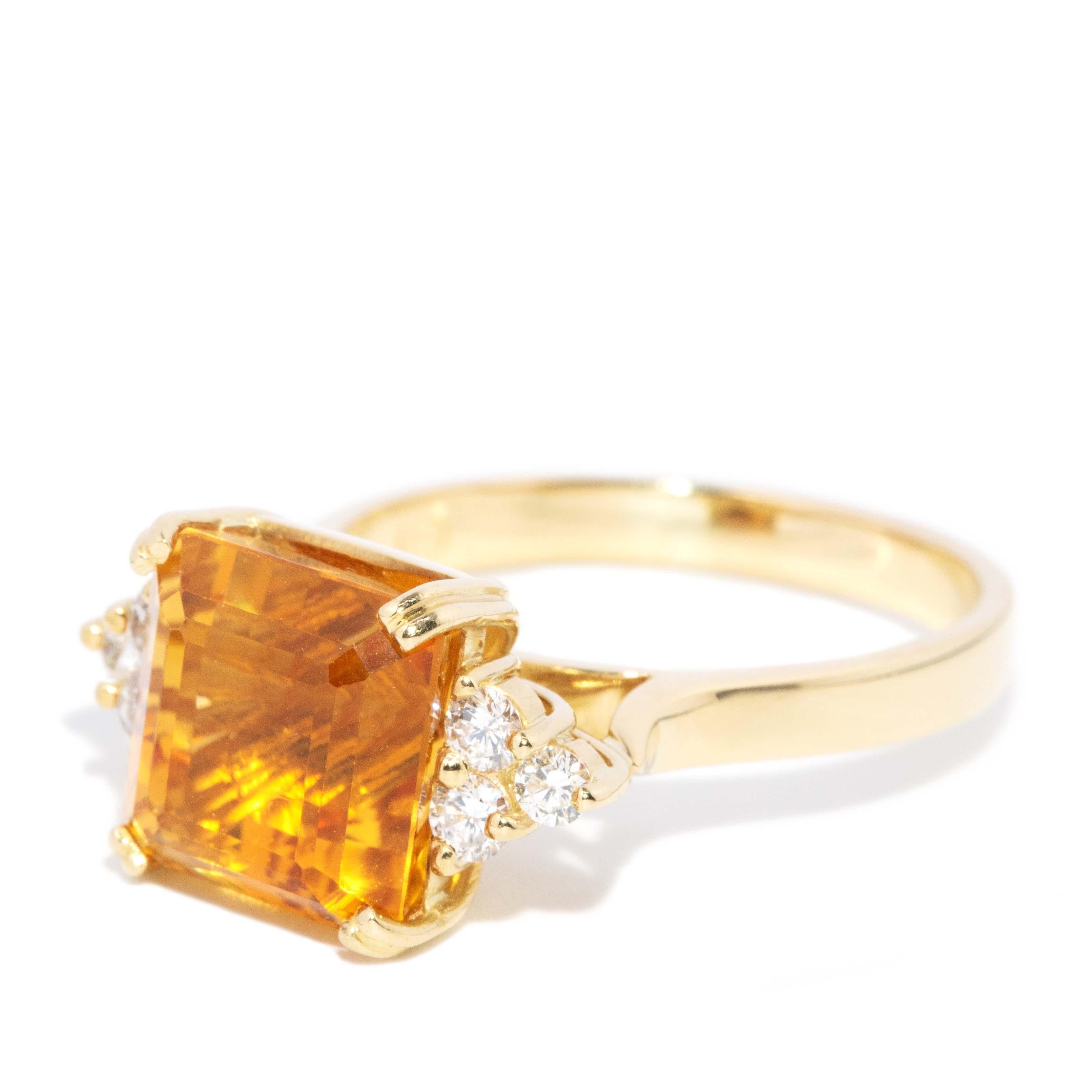 Vintage Circa 1990s Citrine & Diamond Cocktail Ring 18 Carat Yellow Gold Moderno en venta
