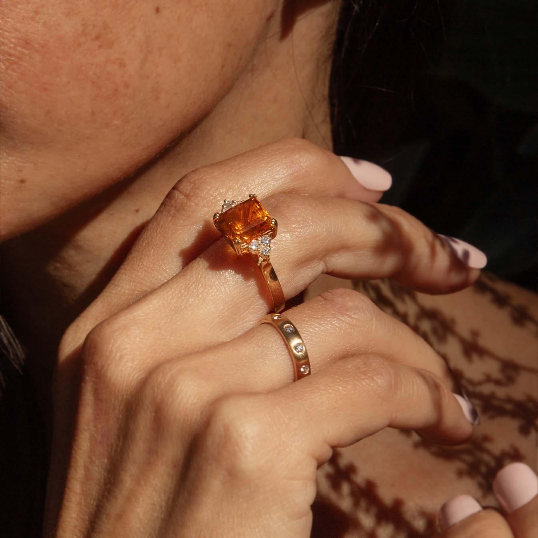 De las mujeres Vintage Circa 1990s Citrine & Diamond Cocktail Ring 18 Carat Yellow Gold en venta