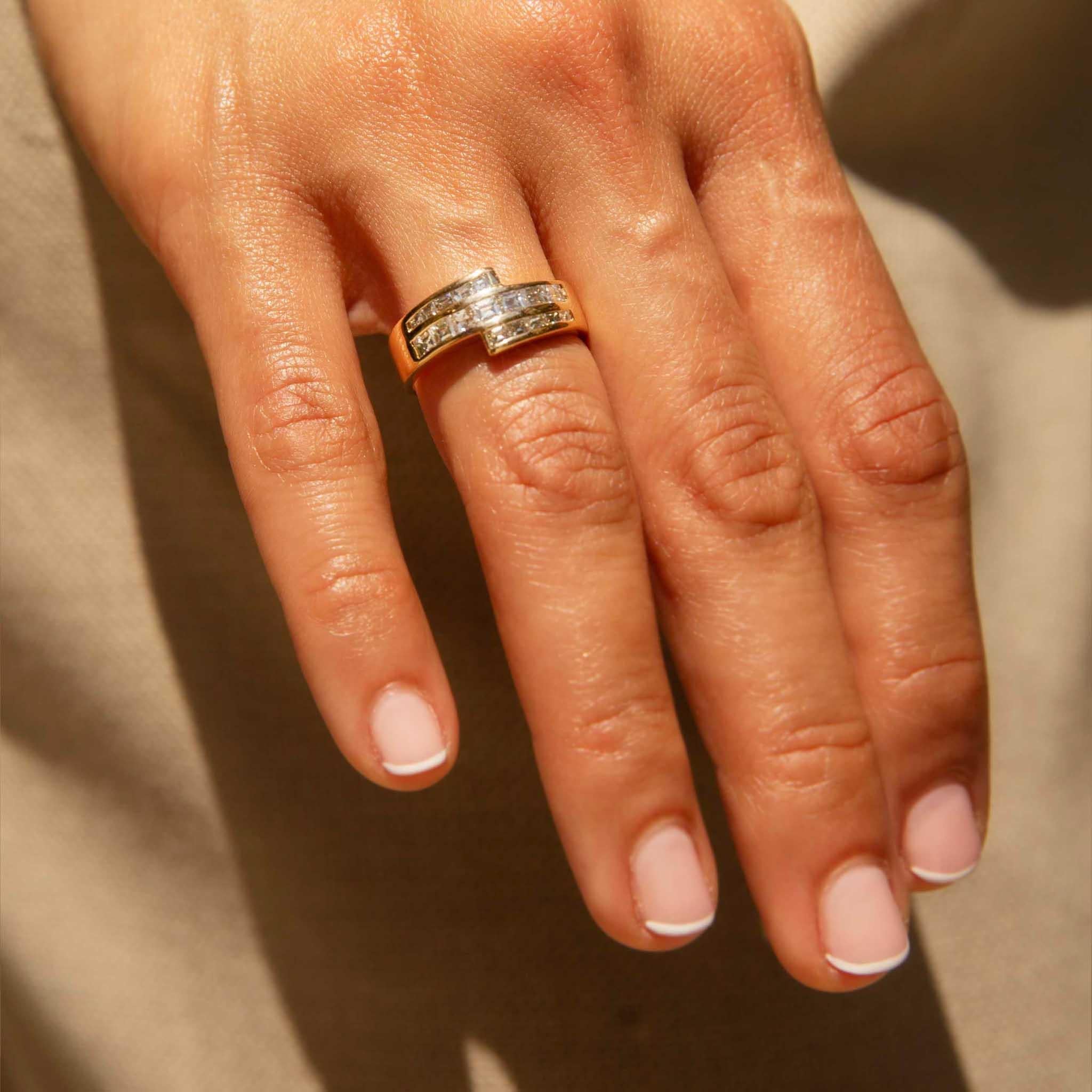 L'anello Zephyr, squisitamente realizzato in oro giallo 14 carati, incarna l'essenza della primavera. Ogni diamante brilla come un faro di luce, creando insieme una sinfonia radiosa che celebra la trasformazione stagionale.

Dettagli dell'anello