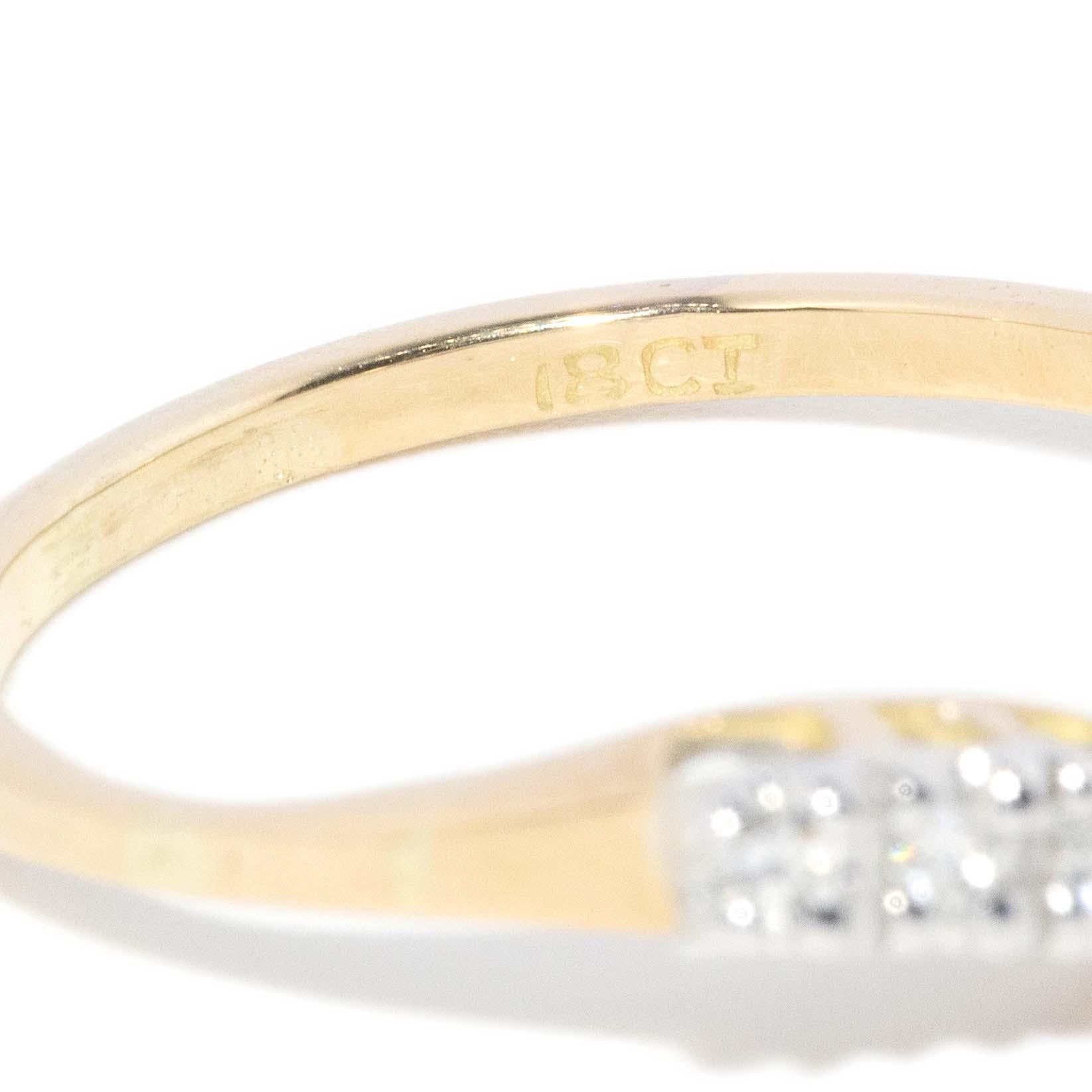 Vintage Circa 1990s Diamond Curved Eternity Stacking Ring 18 Carat Gold in vendita 2