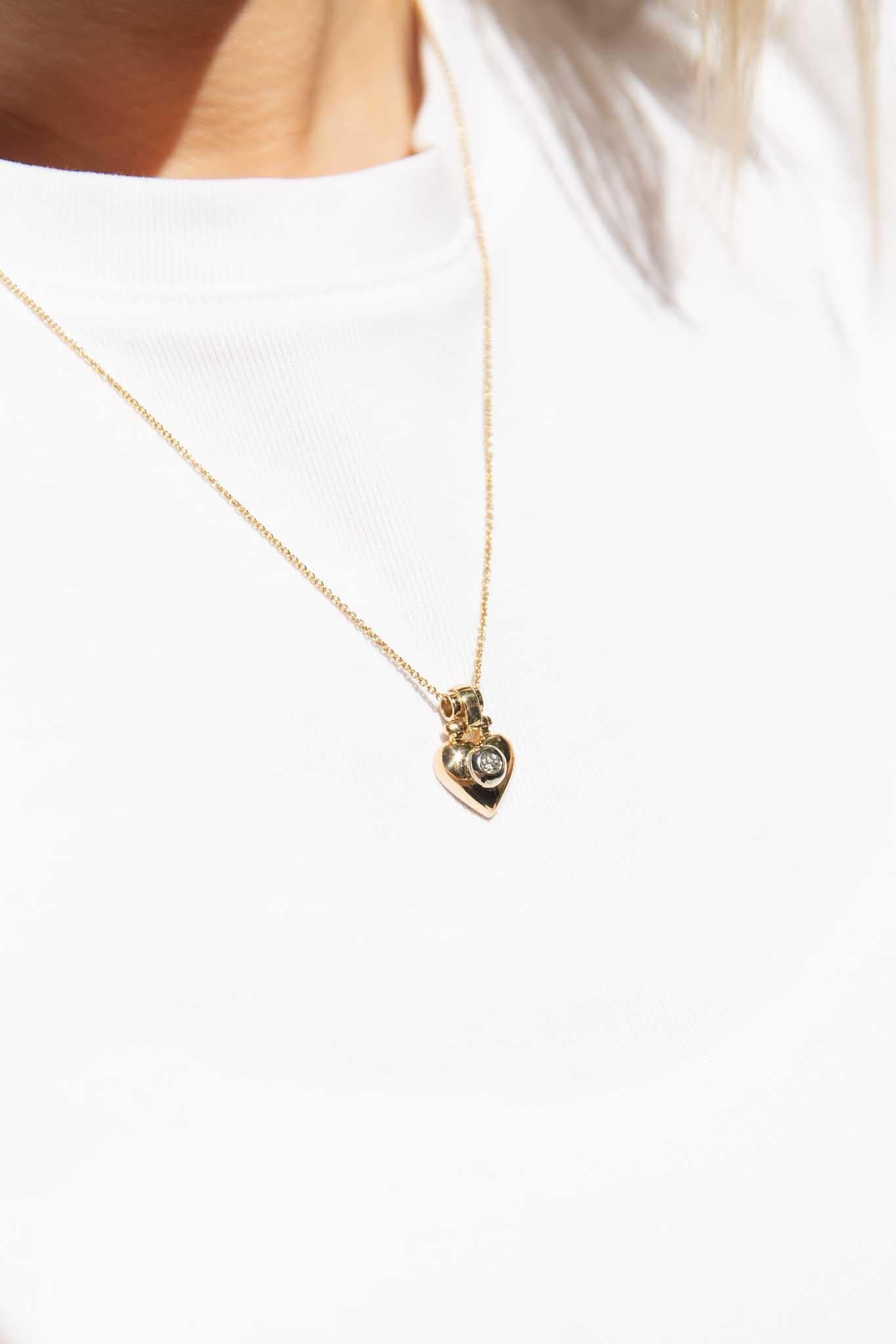 Crafted in 18 carat gold, our Missy Pendant is a gorgeous puffy heart embellished with a single diamond that shimmers beautifully.  The perfect gift for your perfect someone. 

NOTE: The chain in the photos is not included.

The Daria Pendant Gem