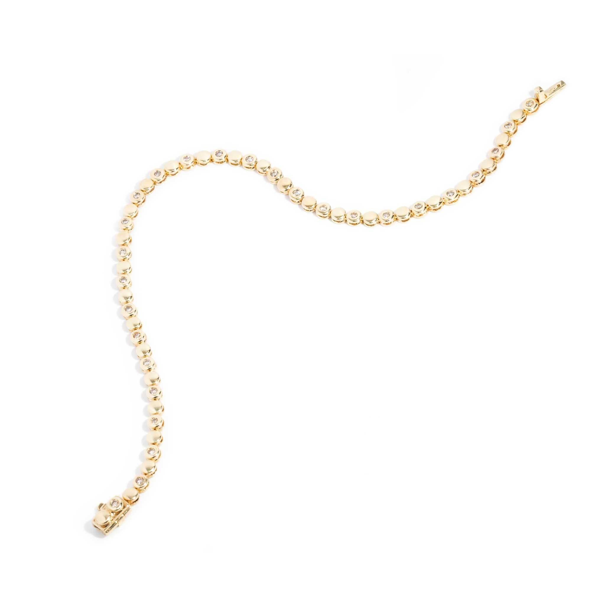Moderne Vintage Circa 1990s Diamond Tennis Bracelet 9 Carat Yellow Gold en vente