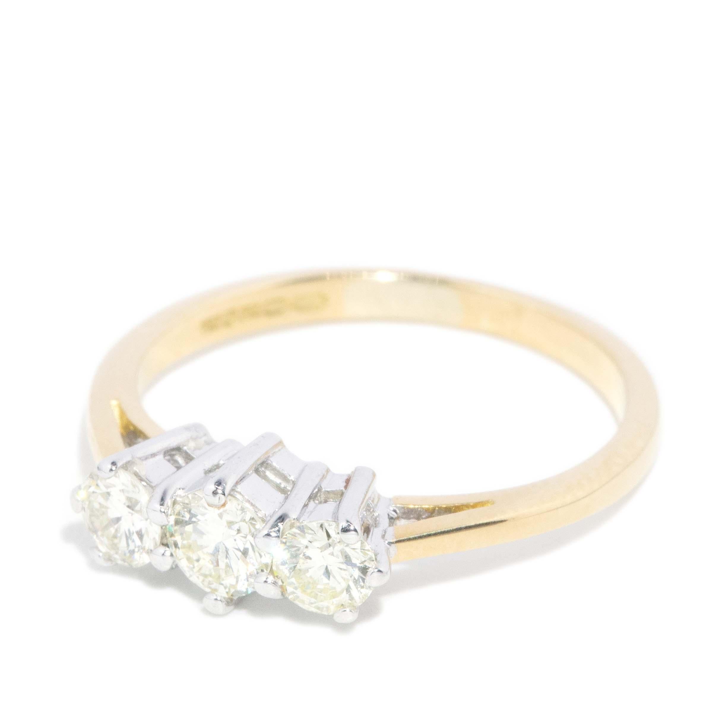 Vintage Circa 1990s Diamond Three Stone Ring 18 Carat Gold (Moderne) im Angebot