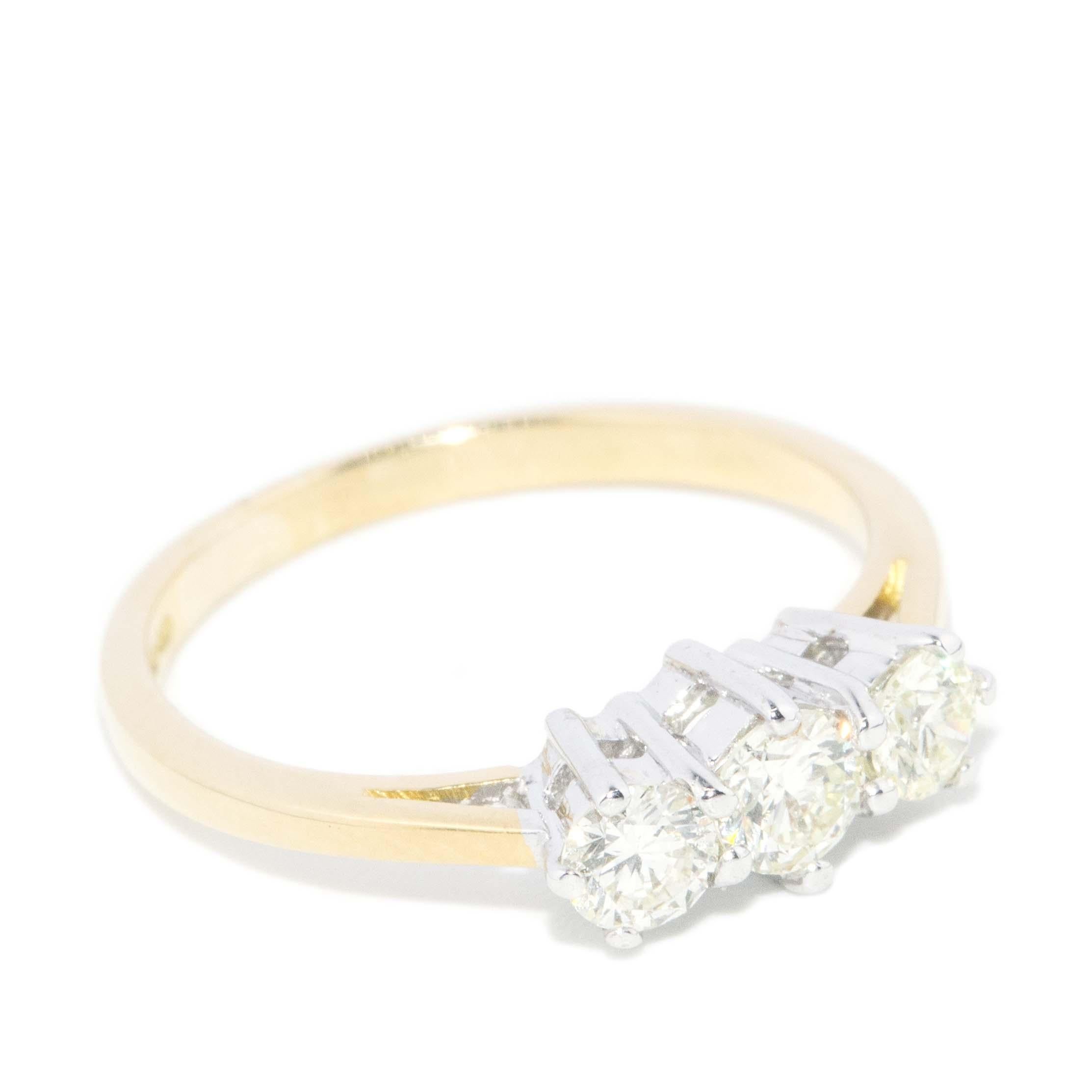 Vintage Circa 1990s Diamond Three Stone Ring 18 Carat Gold (Brillantschliff) im Angebot