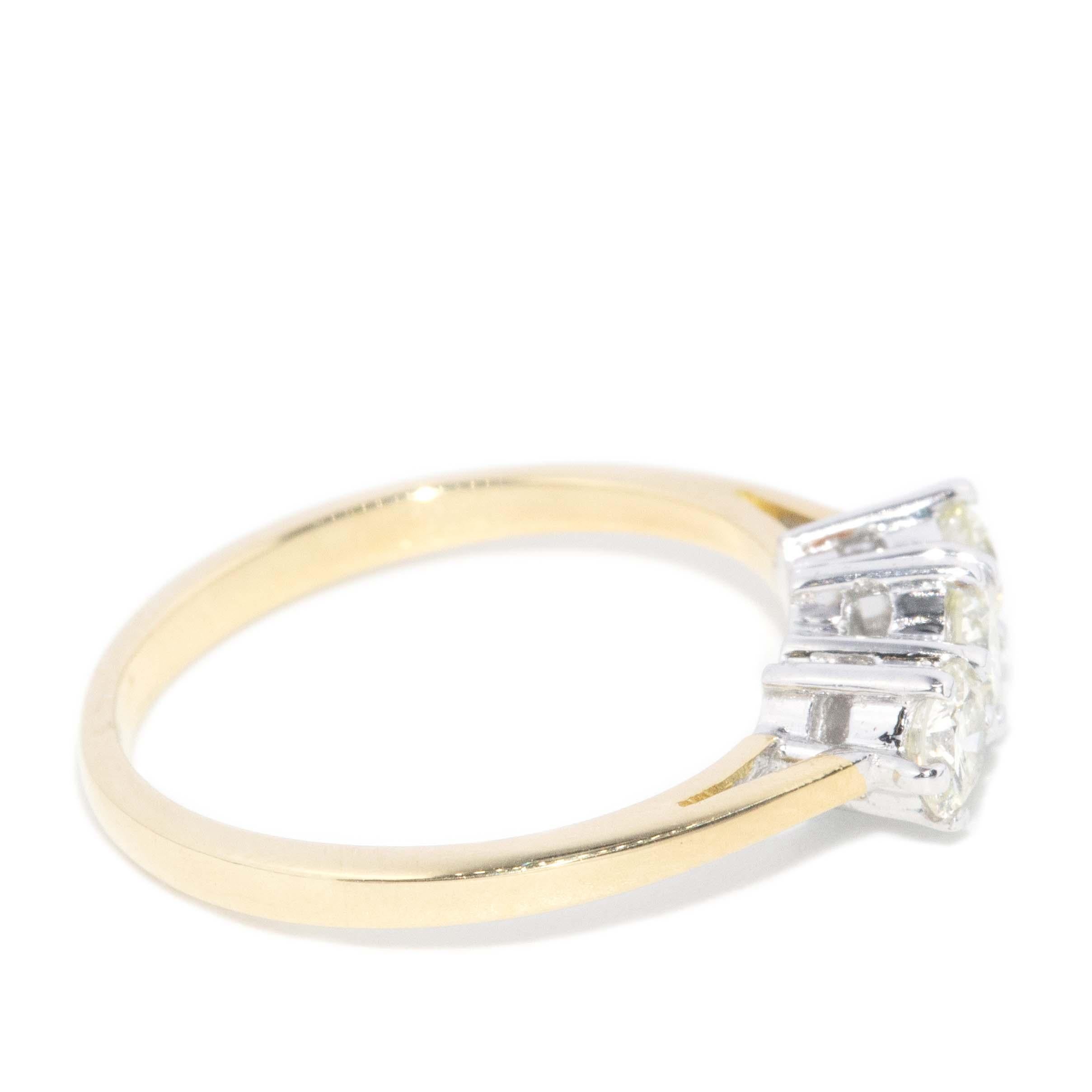 Vintage Circa 1990s Diamond Three Stone Ring 18 Carat Gold für Damen oder Herren im Angebot