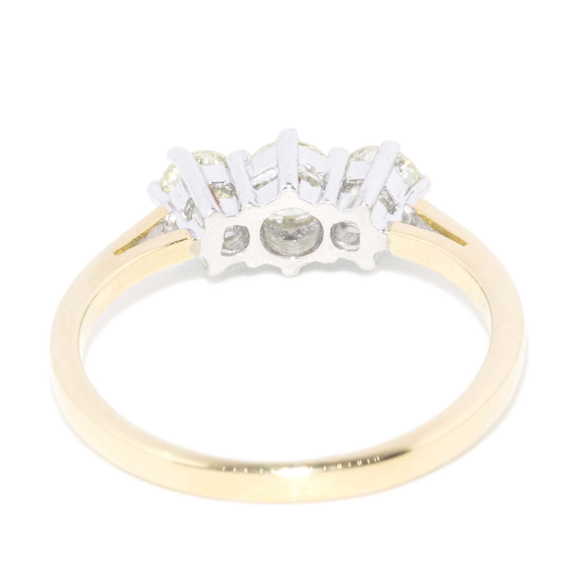 Vintage Circa 1990s Diamond Three Stone Ring 18 Carat Gold im Angebot 2