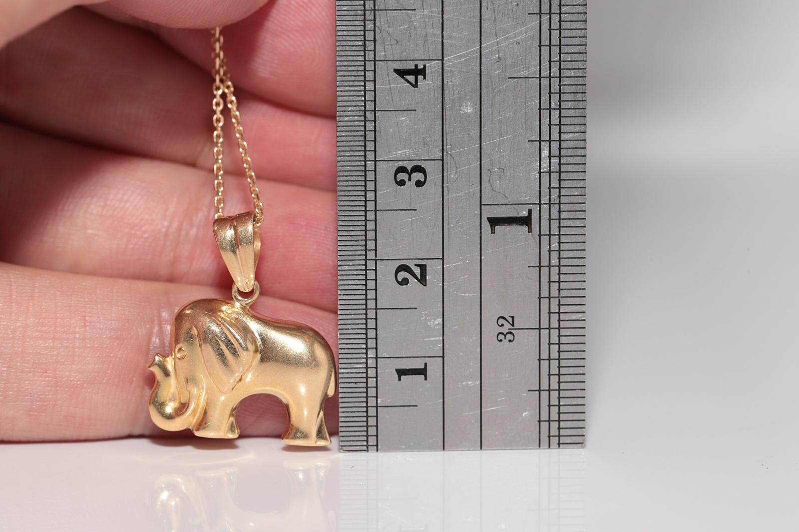 Vintage Circa 1990er Jahre Elefant dekoriert Anhänger Halskette 

In sehr gutem Zustand.

Das Gesamtgewicht beträgt 4,70 Gramm.

Die Gesamtlänge der Kette beträgt 44 cm.

Bitte kontaktieren Sie uns bei Fragen.
