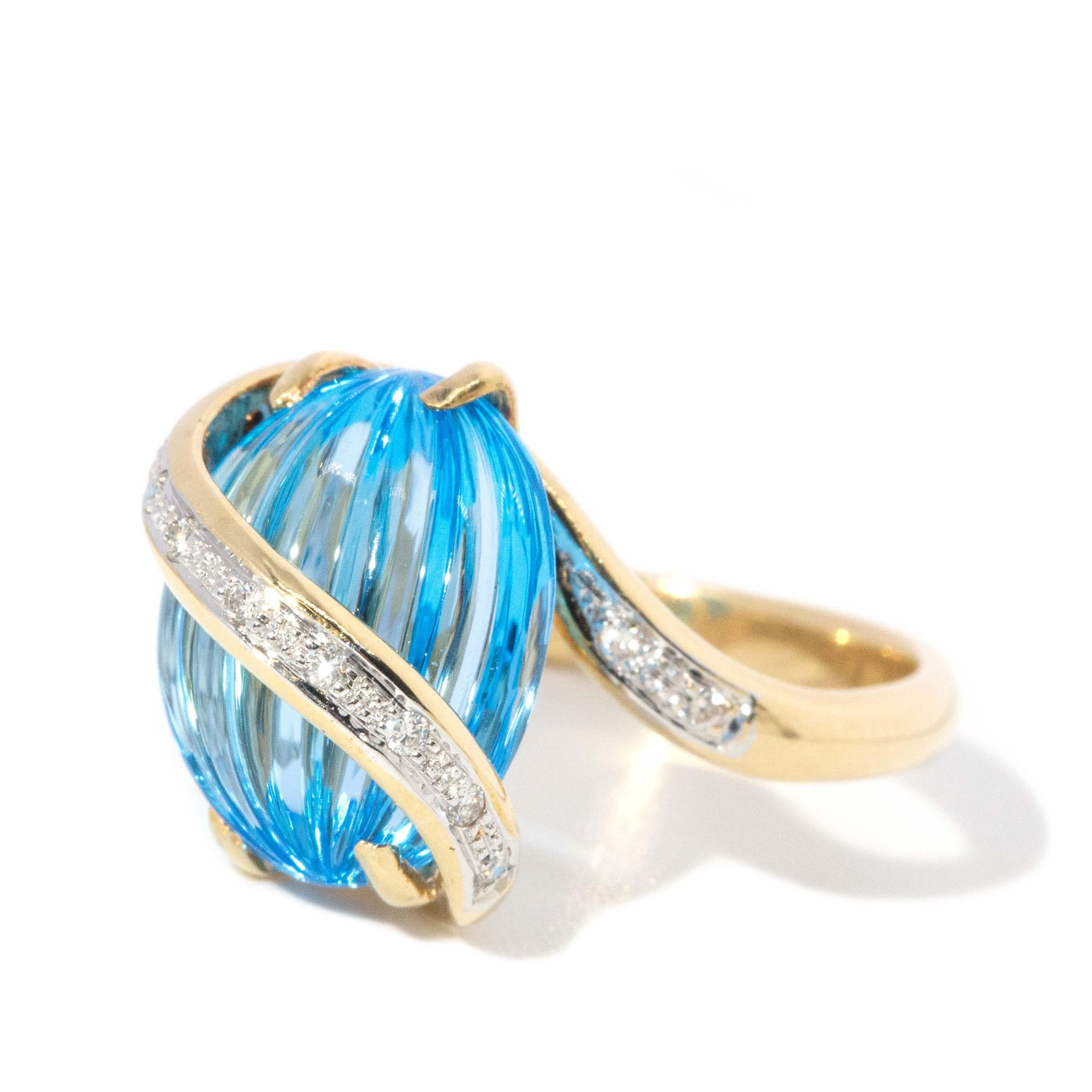 Vintage Circa 1990er Jahre geriffelter blauer Topas & Diamantring 18 Karat Gelbgold (Moderne) im Angebot