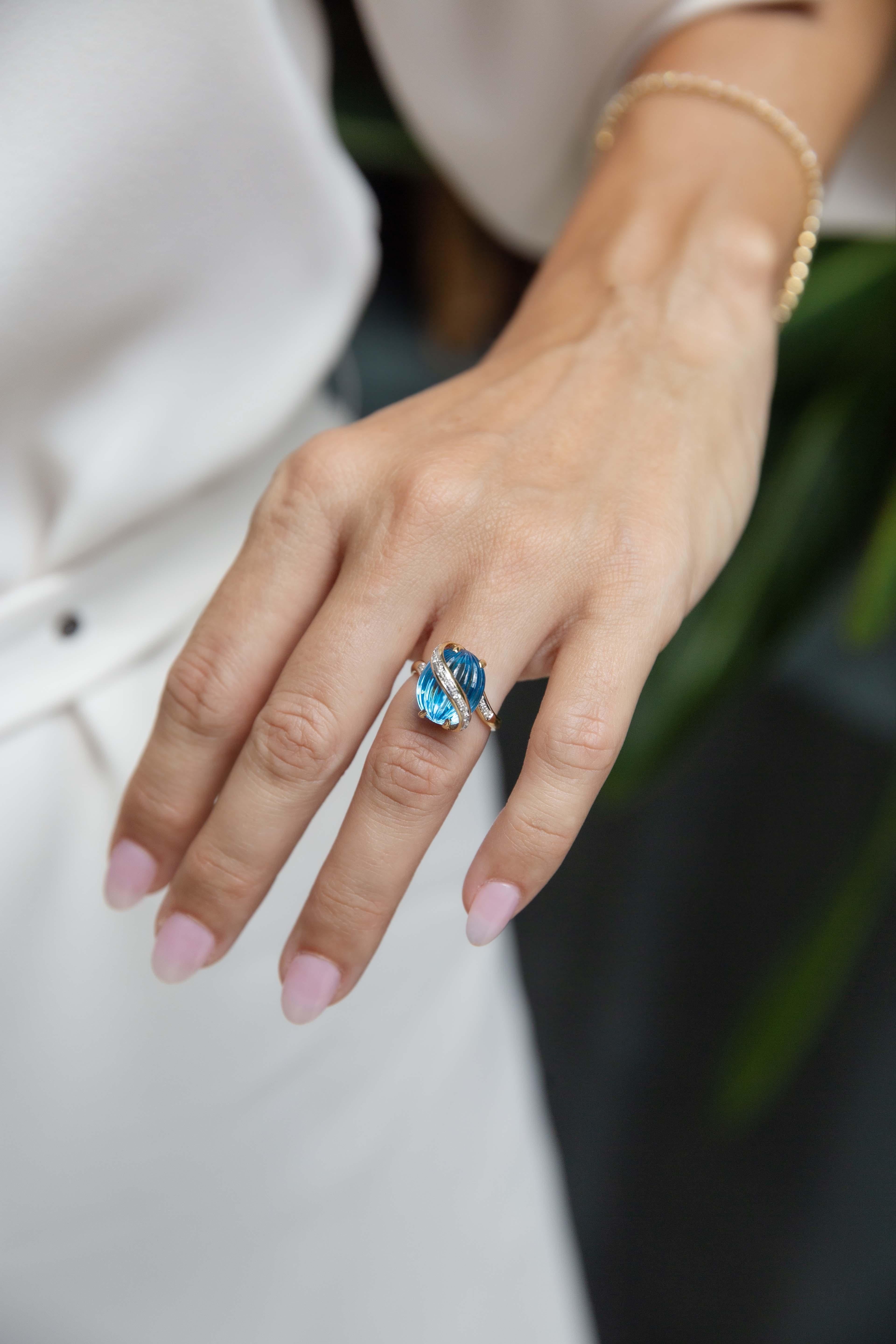 Vintage Circa 1990er Jahre geriffelter blauer Topas & Diamantring 18 Karat Gelbgold (Rundschliff) im Angebot