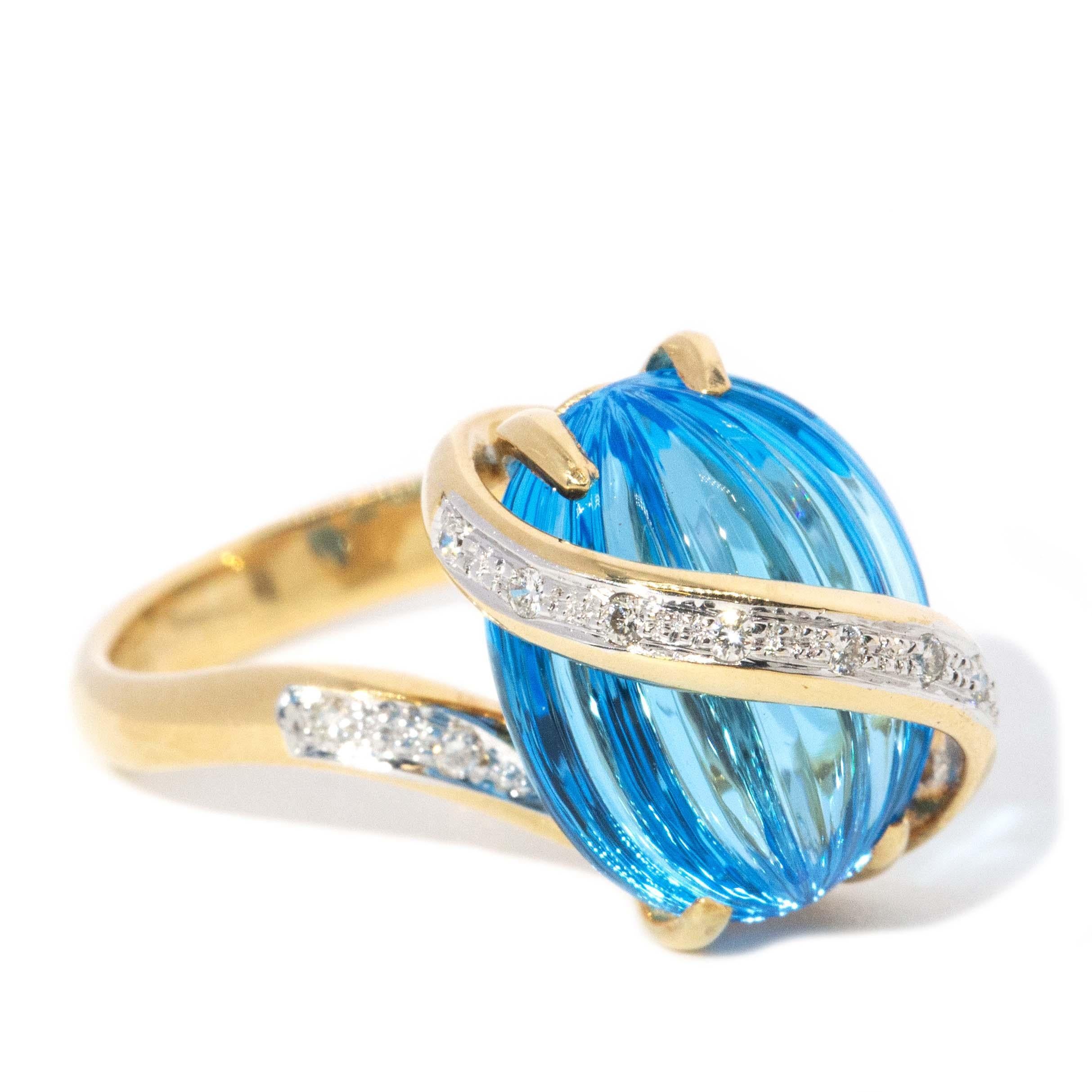 Vintage Circa 1990er Jahre geriffelter blauer Topas & Diamantring 18 Karat Gelbgold im Zustand „Gut“ im Angebot in Hamilton, AU