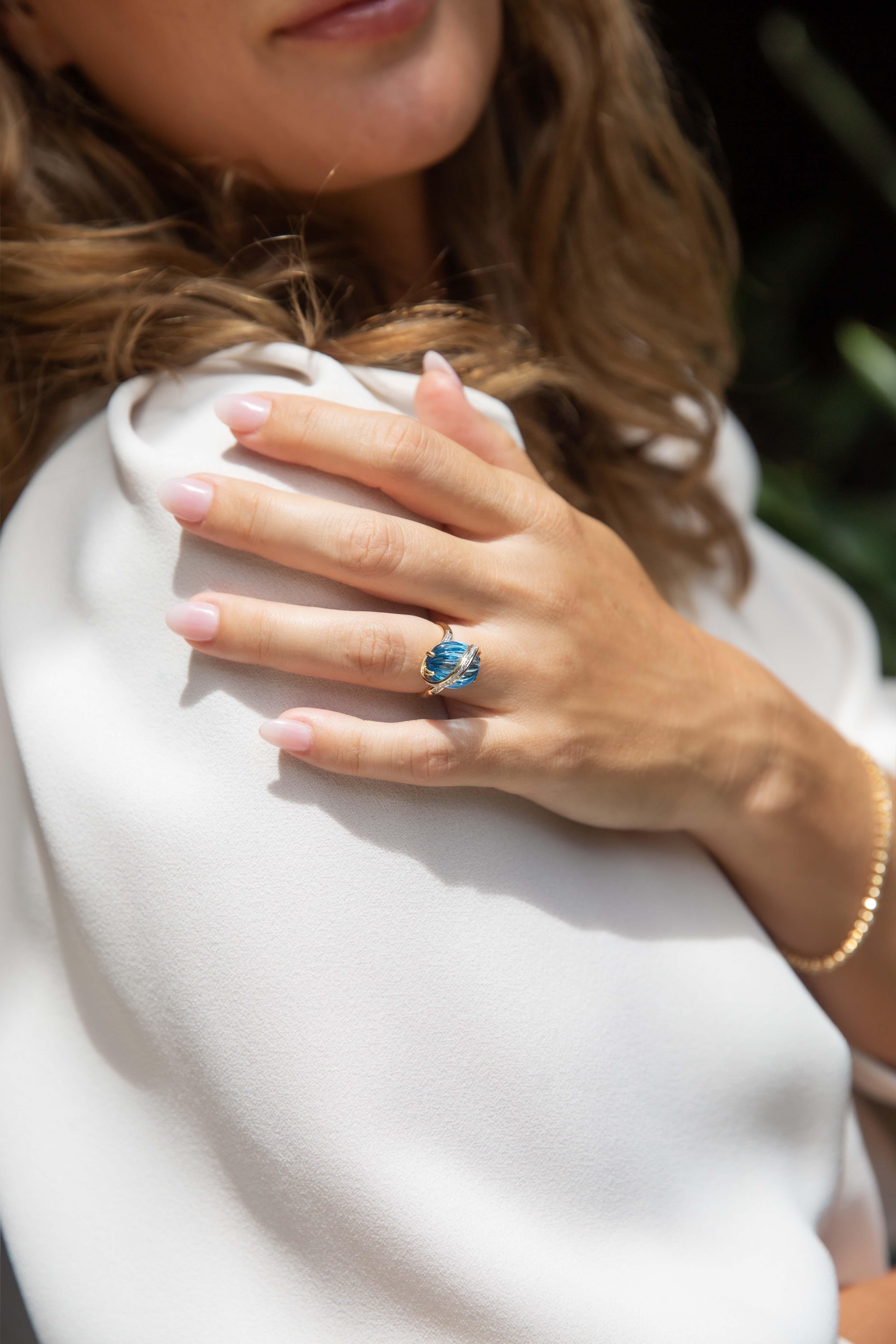 Vintage Circa 1990er Jahre geriffelter blauer Topas & Diamantring 18 Karat Gelbgold Damen im Angebot