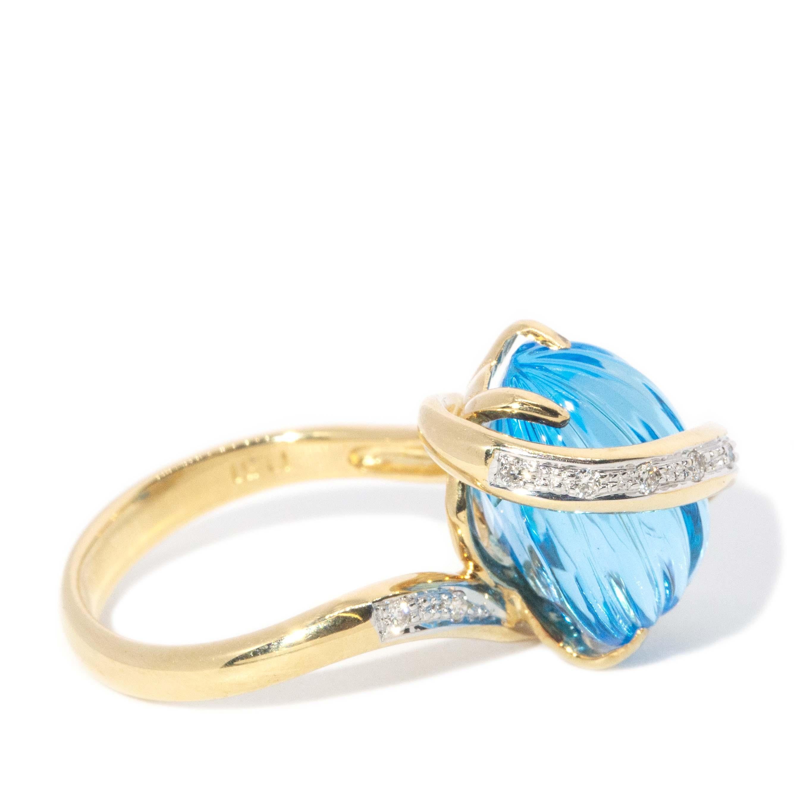 Vintage Circa 1990er Jahre geriffelter blauer Topas & Diamantring 18 Karat Gelbgold im Angebot 1