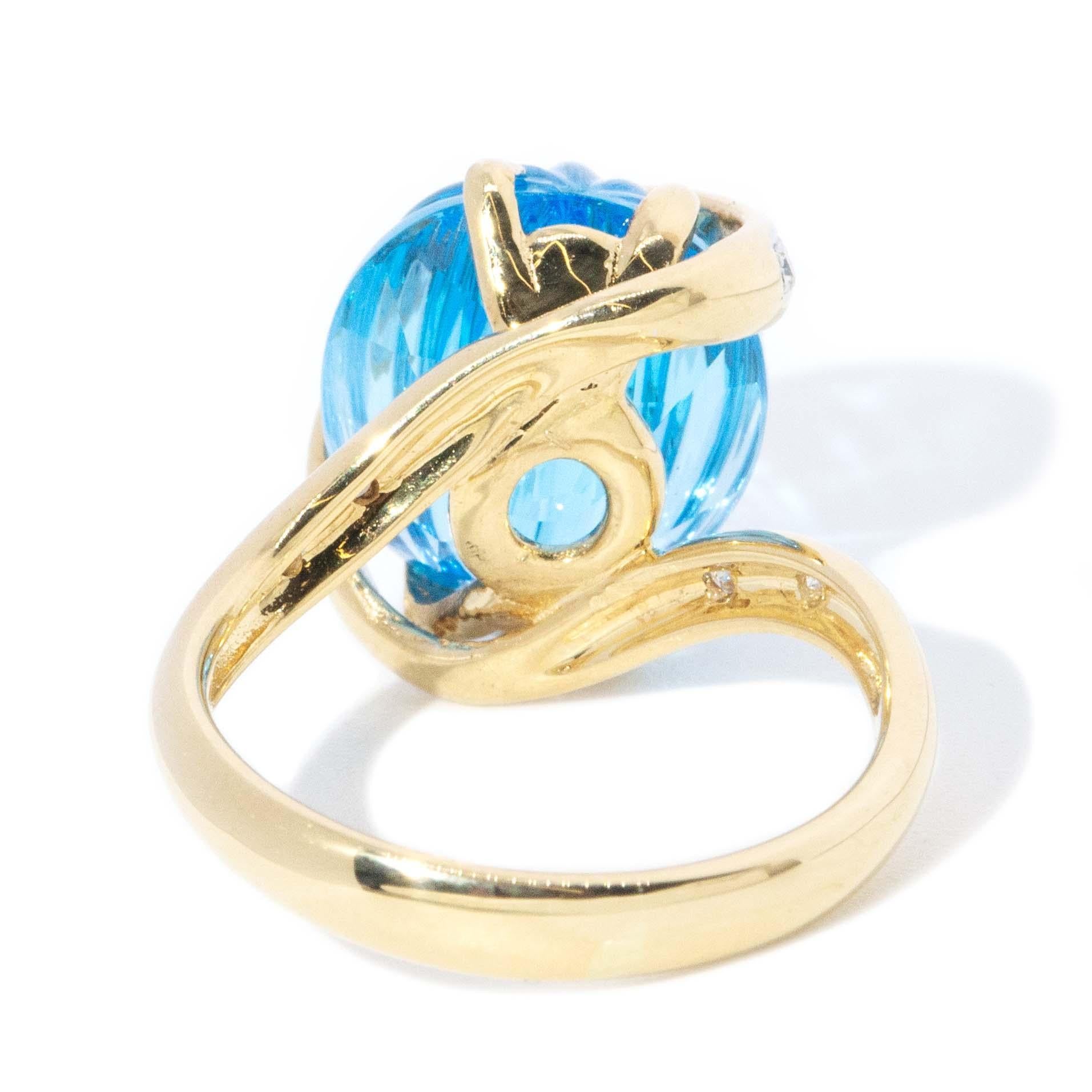Vintage Circa 1990er Jahre geriffelter blauer Topas & Diamantring 18 Karat Gelbgold im Angebot 3
