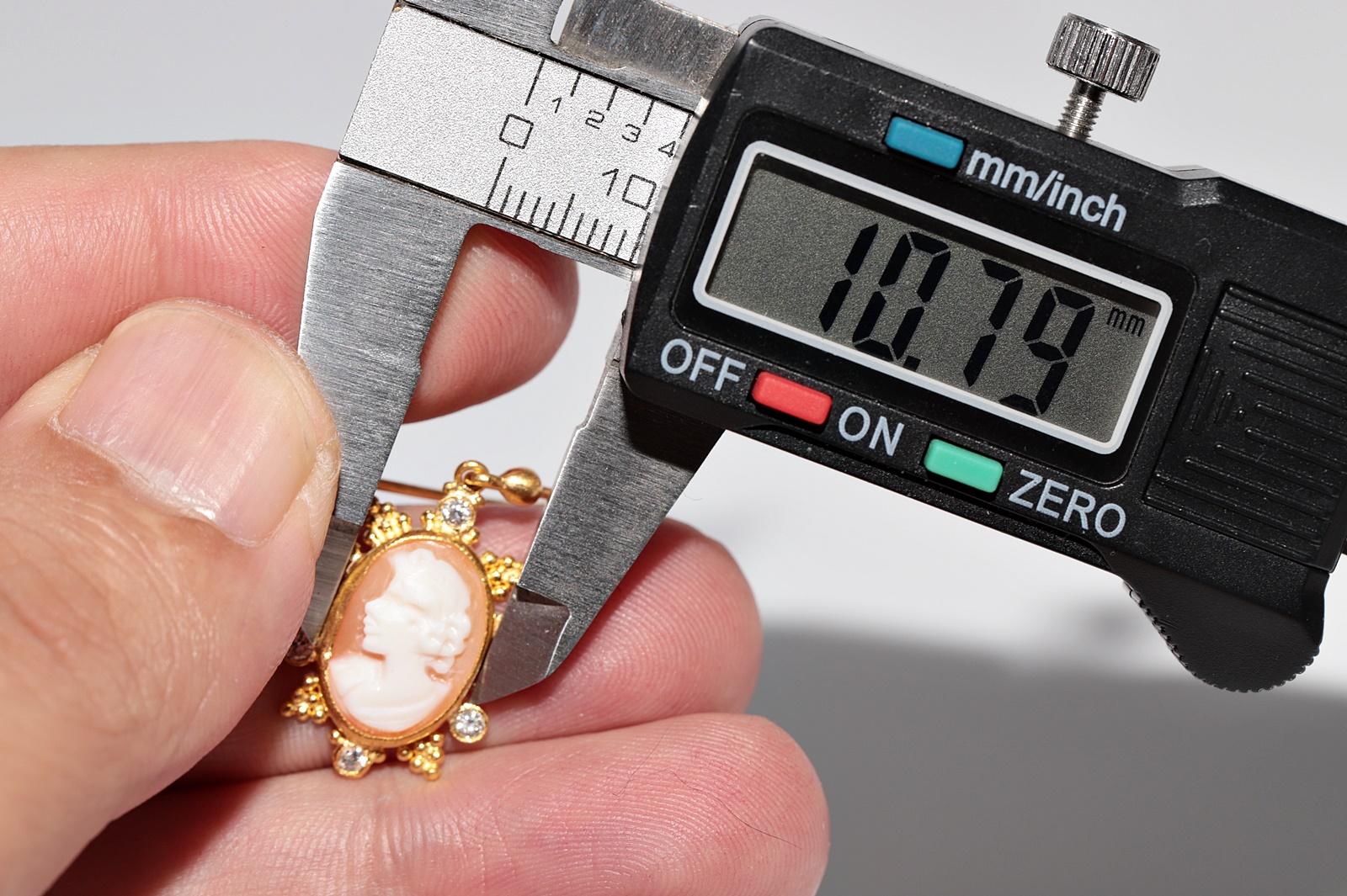 Handgefertigter Vintage Circa 1990er Jahre 24k Gold natürlicher Diamant und Kamee  Ohrring Tropfen im Angebot 1
