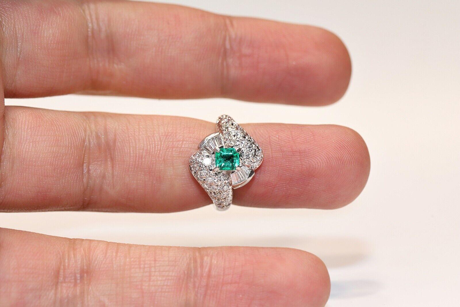 Anello in platino artigianale con diamanti naturali e smeraldi, vintage, anni '90 circa. in vendita 2