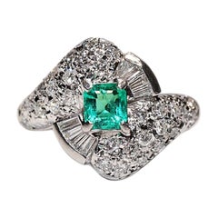 Anello in platino artigianale con diamanti naturali e smeraldi, vintage, anni 
90 circa.