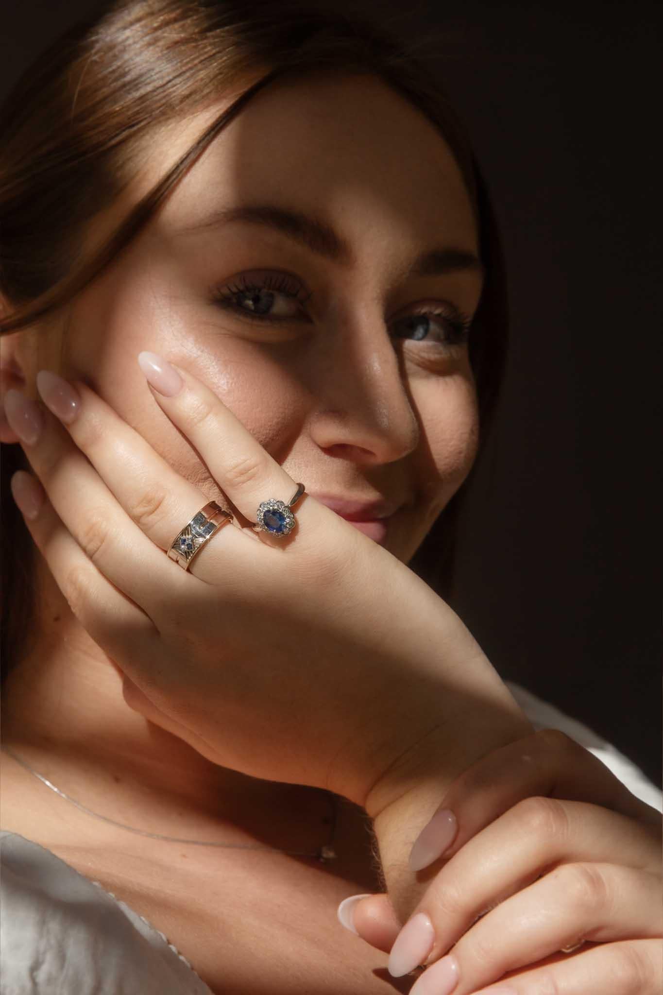 Con il suo zaffiro blu reale e una cornice di petali di diamanti scintillanti, il nostro anello Delaney è un gioiello squisito. Realizzato con cura in oro bianco da 18 carati, sarà un'aggiunta meravigliosa alla tua famiglia per le generazioni a