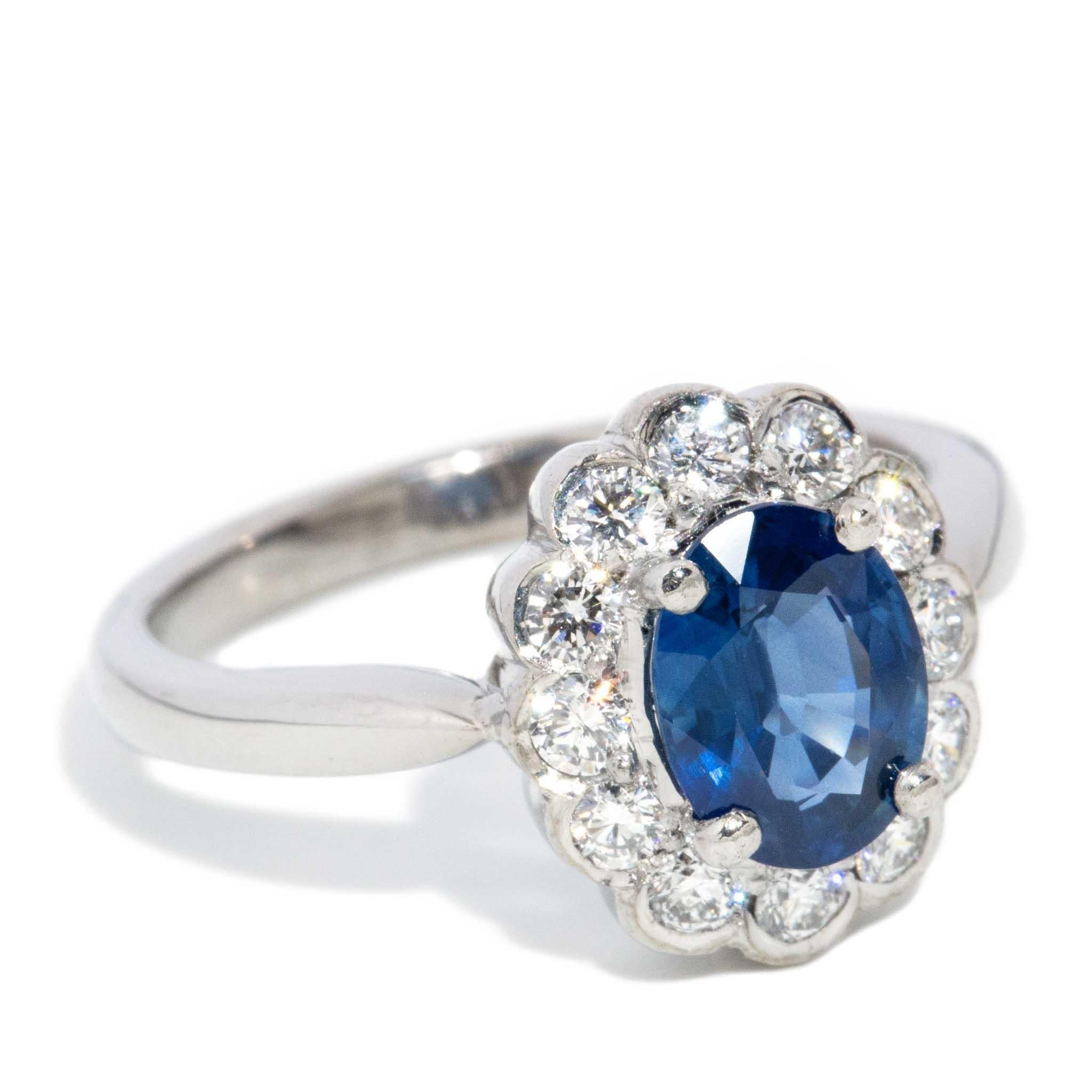 Moderno Vintage By, circa anni '90, Anello con zaffiro blu ovale e diamanti a raggiera in oro bianco 18 carati in vendita