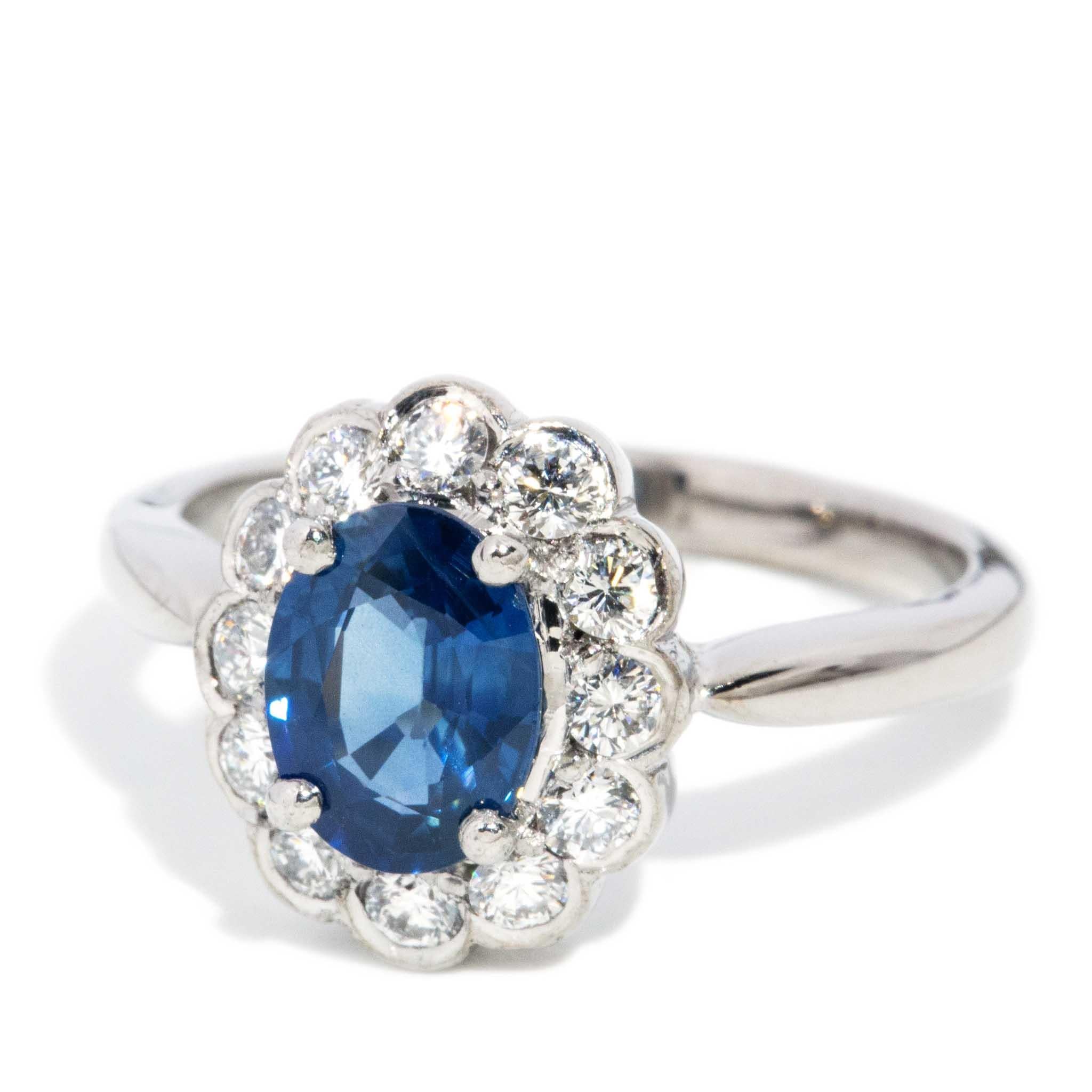 Taglio ovale Vintage By, circa anni '90, Anello con zaffiro blu ovale e diamanti a raggiera in oro bianco 18 carati in vendita