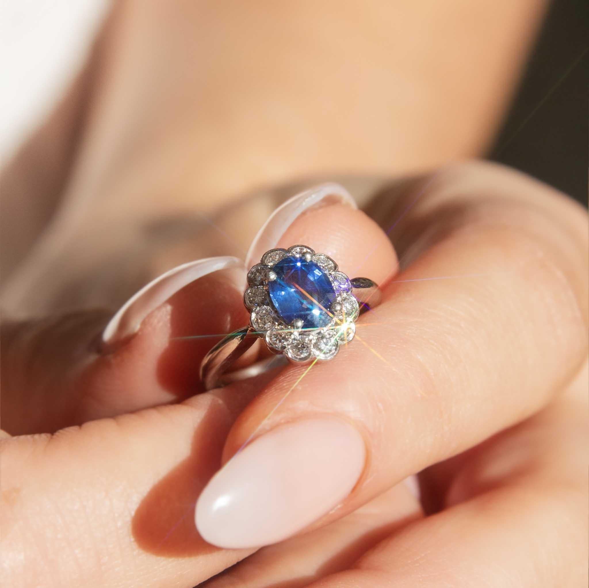 Vintage By, circa anni '90, Anello con zaffiro blu ovale e diamanti a raggiera in oro bianco 18 carati In condizioni buone in vendita a Hamilton, AU