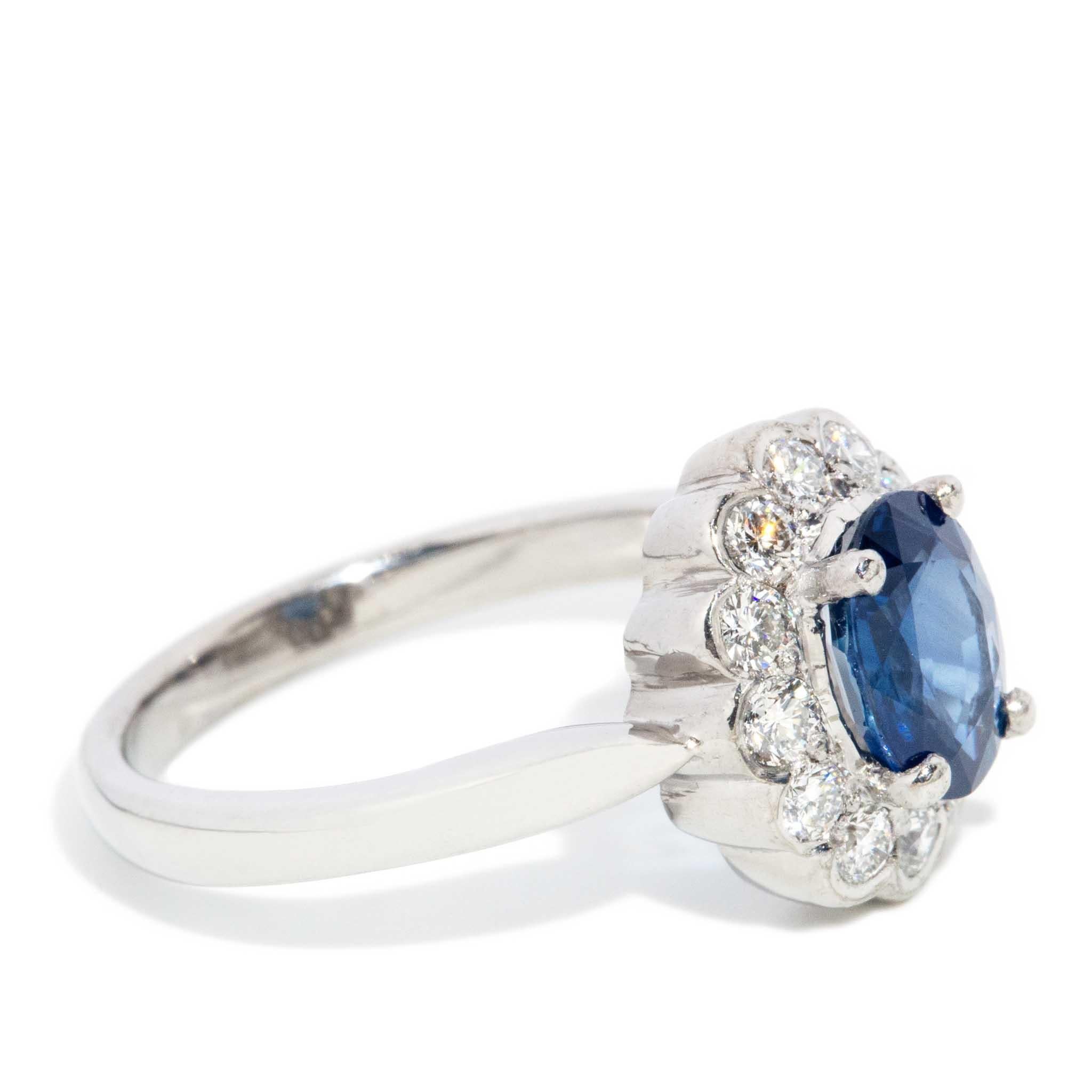 Donna Vintage By, circa anni '90, Anello con zaffiro blu ovale e diamanti a raggiera in oro bianco 18 carati in vendita