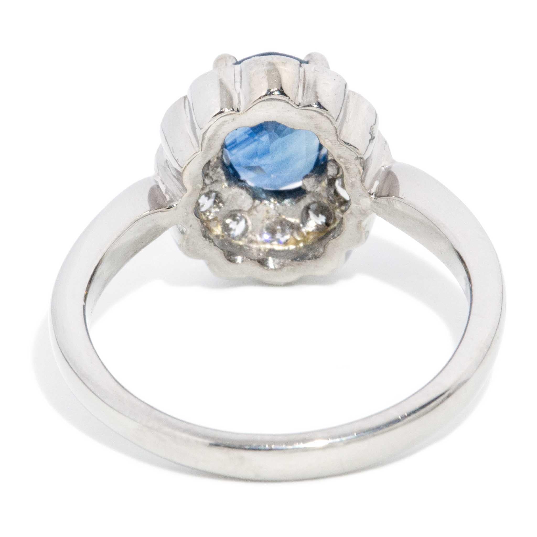Vintage By, circa anni '90, Anello con zaffiro blu ovale e diamanti a raggiera in oro bianco 18 carati in vendita 1