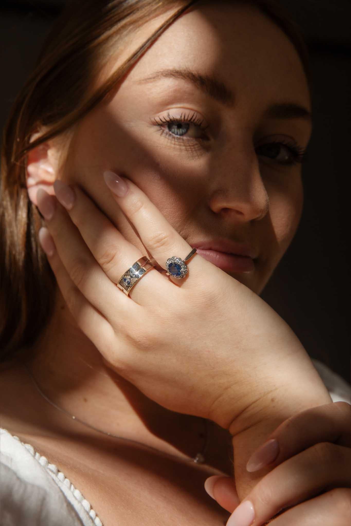 Vintage By, circa anni '90, Anello con zaffiro blu ovale e diamanti a raggiera in oro bianco 18 carati in vendita 2