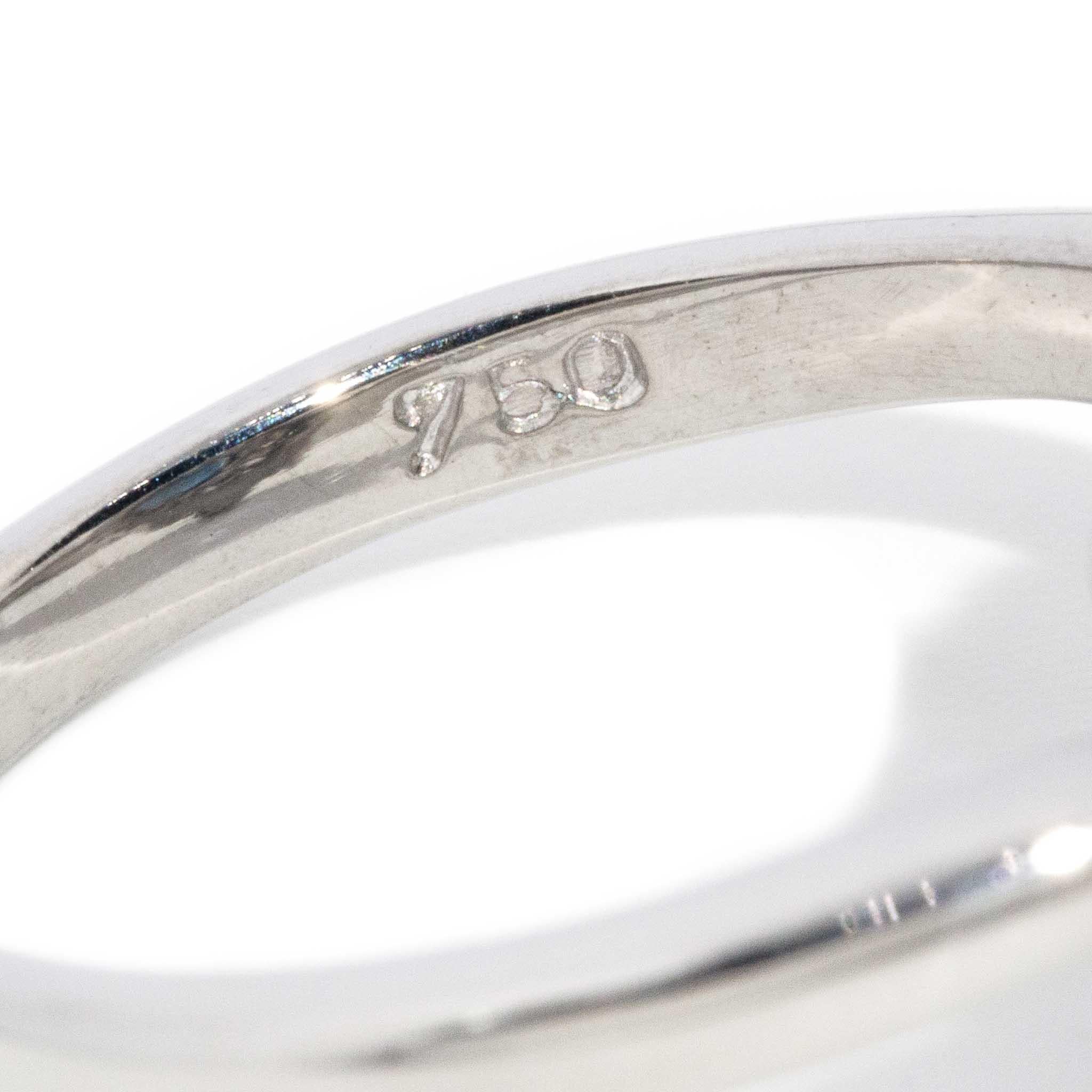 Vintage By, circa anni '90, Anello con zaffiro blu ovale e diamanti a raggiera in oro bianco 18 carati in vendita 3