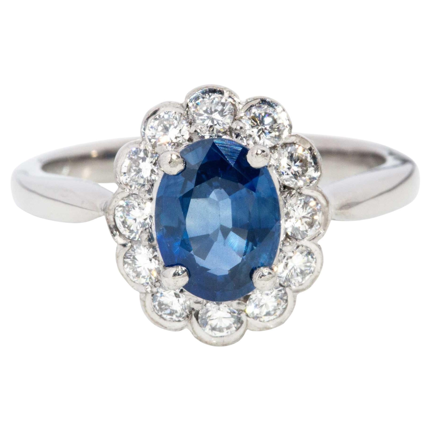 Anillo Halo Vintage Circa 1990s Zafiro Azul Ovalado y Diamante Oro Blanco 18 Quilates