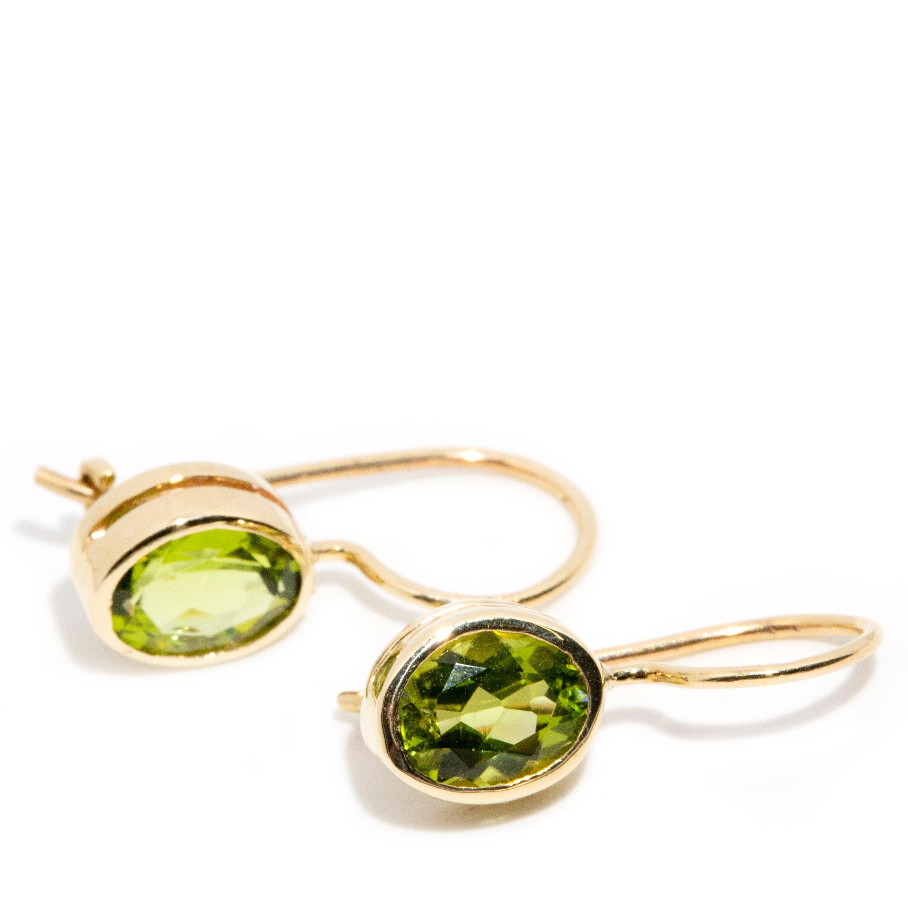 Oval Peridot-Tropfen-Ohrringe aus 9 Karat Gelbgold mit Fischschwanz, ca. 1990er Jahre (Moderne)