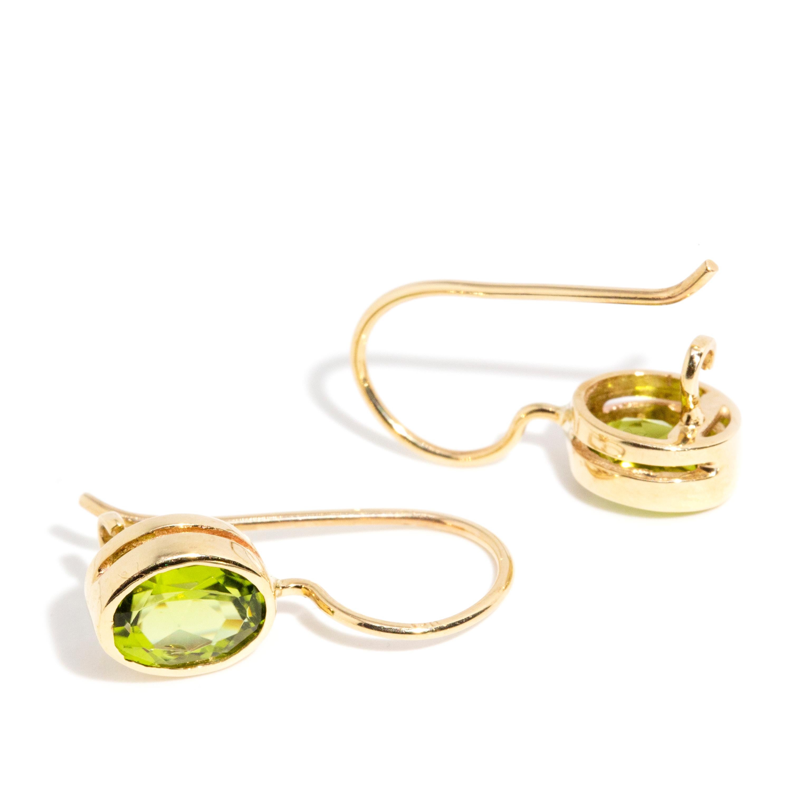 Oval Peridot-Tropfen-Ohrringe aus 9 Karat Gelbgold mit Fischschwanz, ca. 1990er Jahre (Ovalschliff)