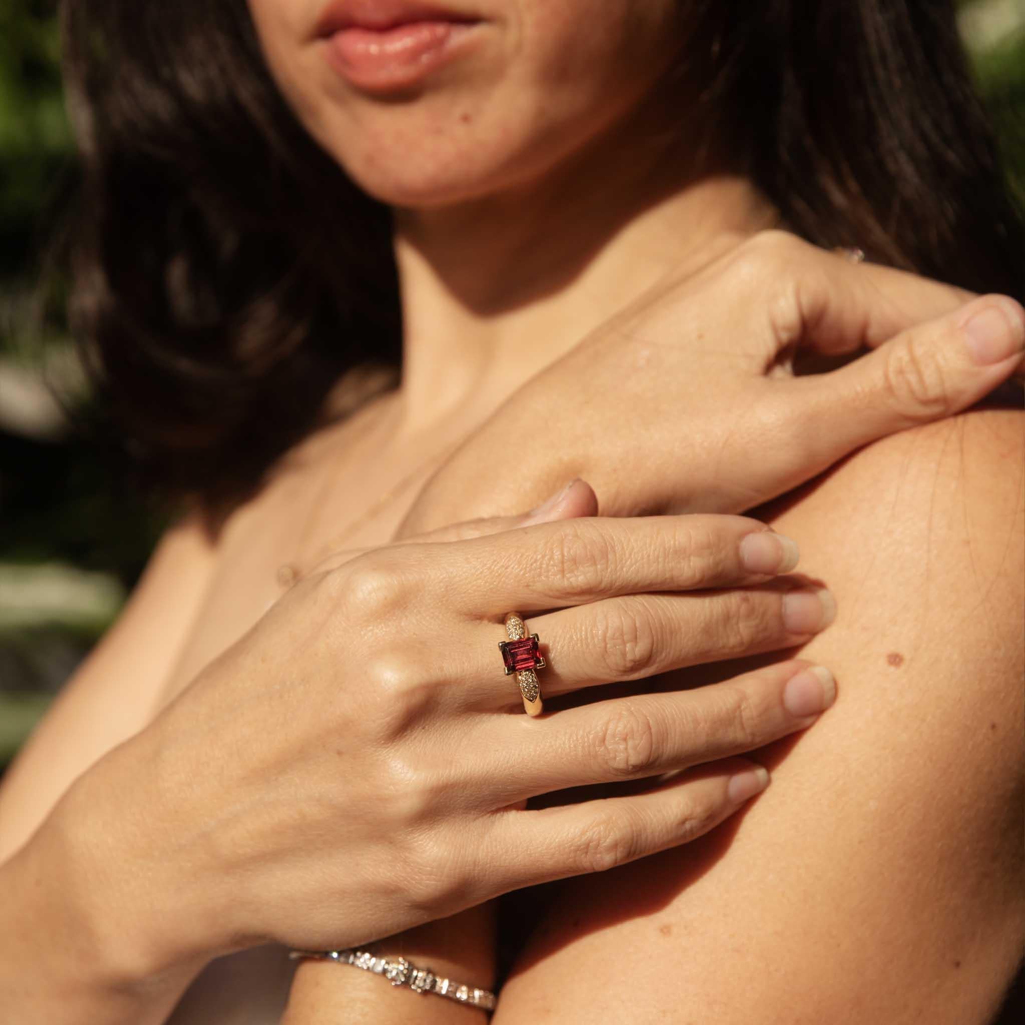 Vintage Circa 1990s Rhodolite Garnet & Diamond Ring 18 Carat Yellow Gold For Sale 8