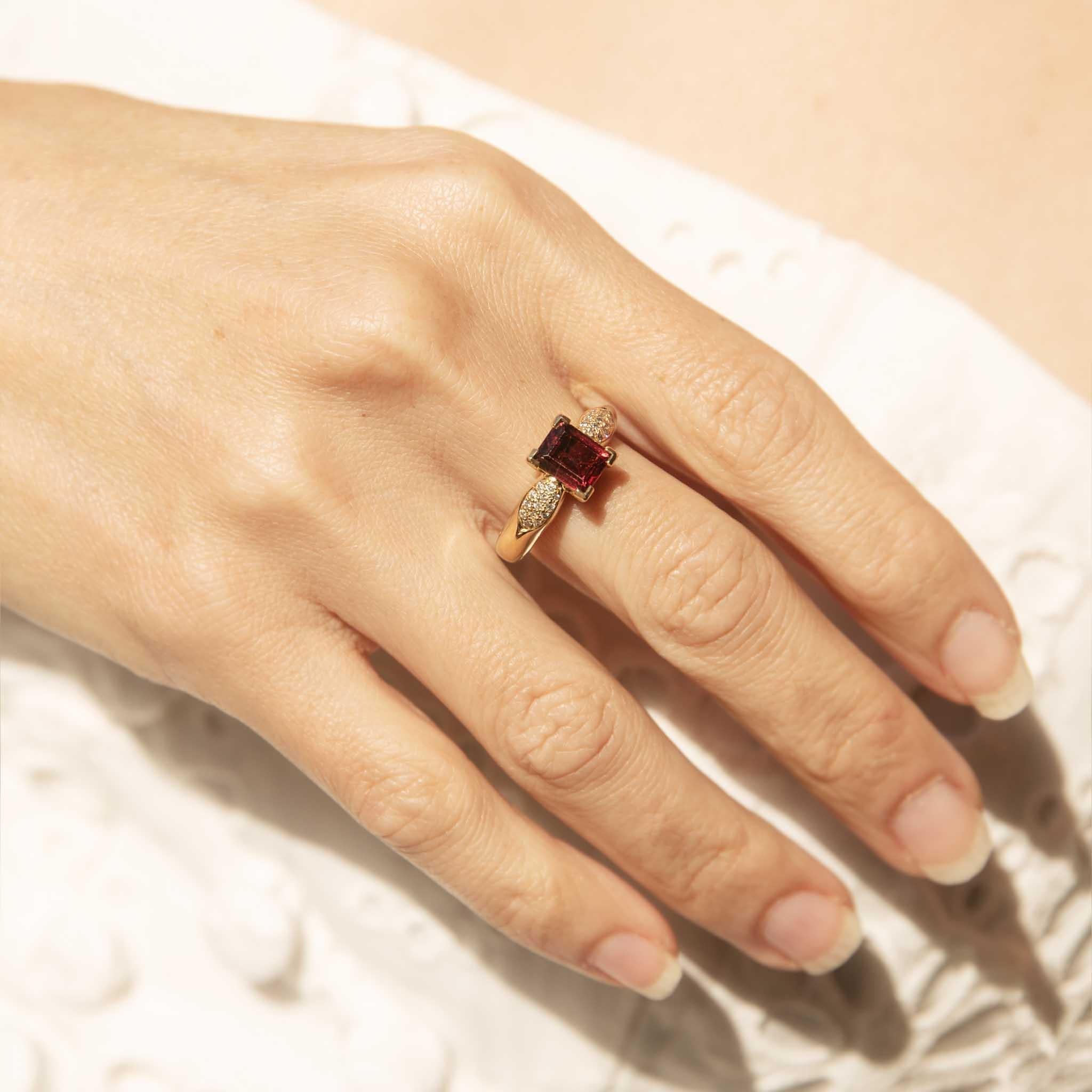 Women's Vintage Circa 1990s Rhodolite Garnet & Diamond Ring 18 Carat Yellow Gold For Sale