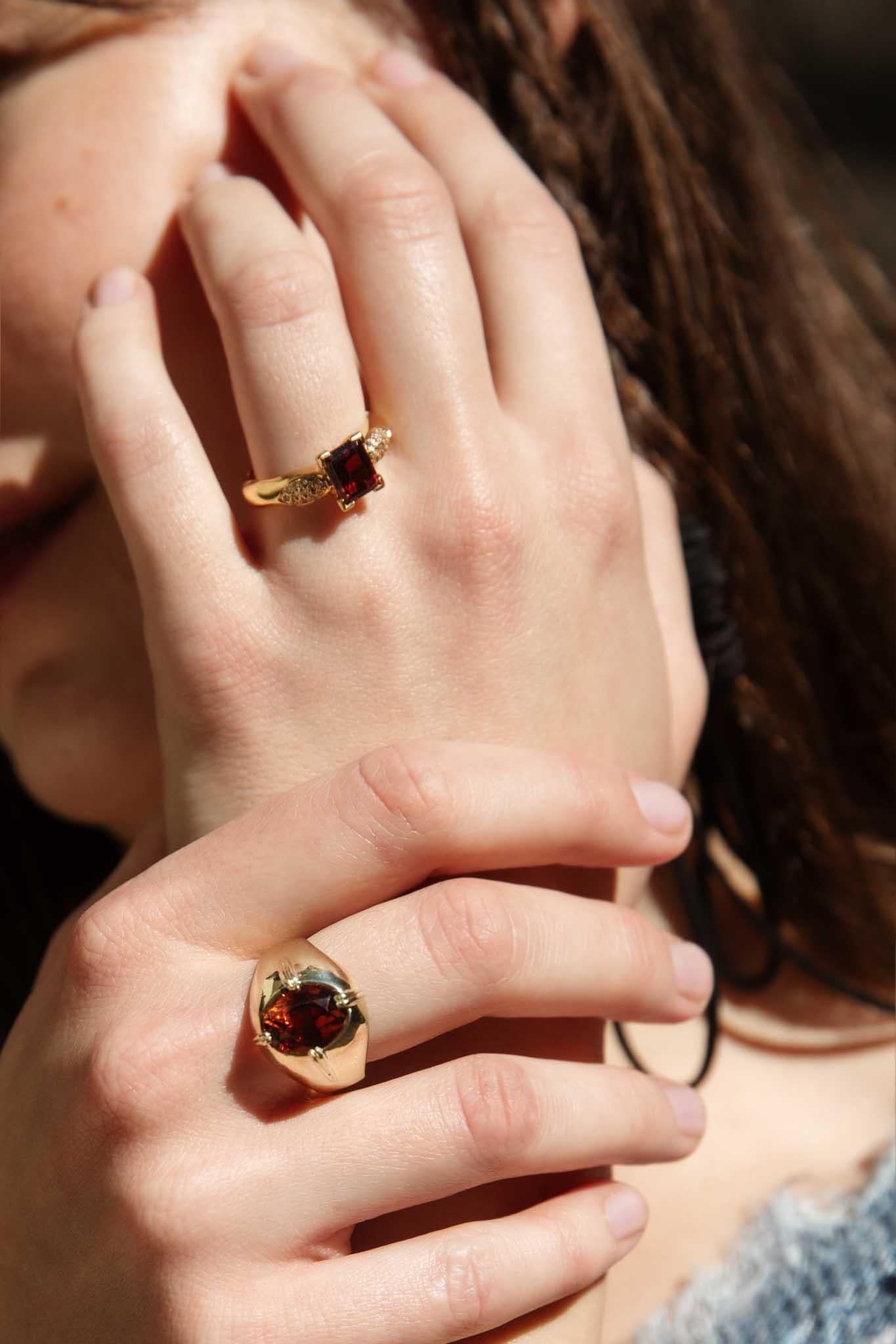 Vintage Circa 1990s Rhodolite Garnet & Diamond Ring 18 Carat Yellow Gold For Sale 2