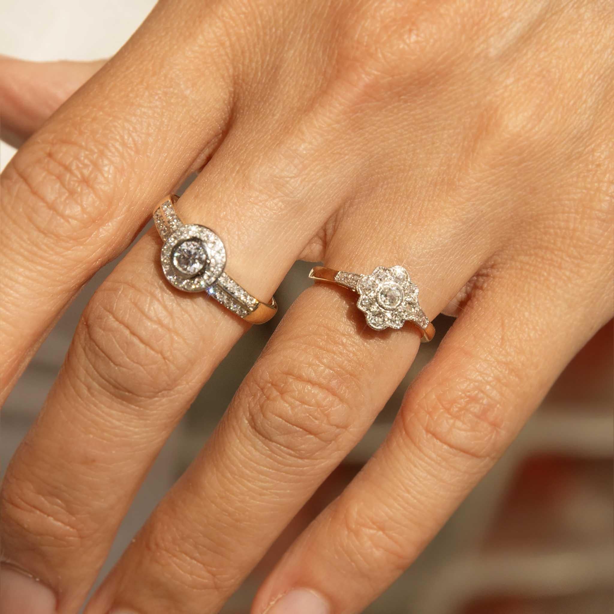 Un halo de brillo, nuestro Anillo Aphra es una obra maestra del diseño, una joya de lo más cautivadora. Con un deslumbrante diamante en su centro, está enmarcada por un halo de brillantes diamantes que se encuentran con hombros de más brillo.