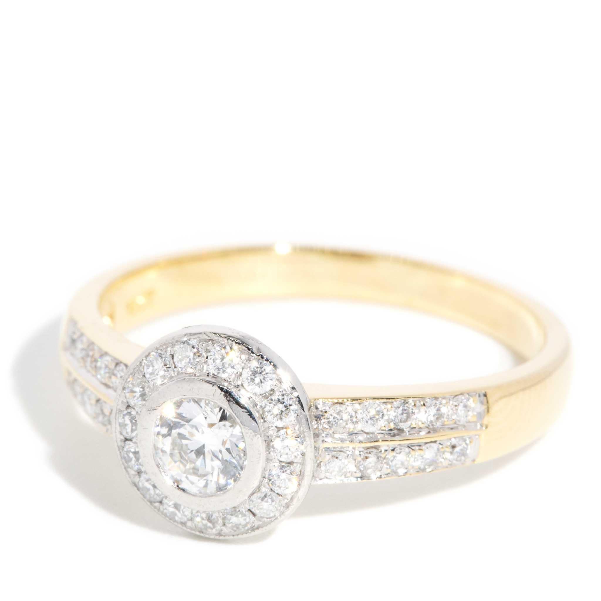Vintage Circa 1990s Anillo Halo Diamante Brillante Redondo 18 Quilates Oro Blanco Amarillo Corte brillante