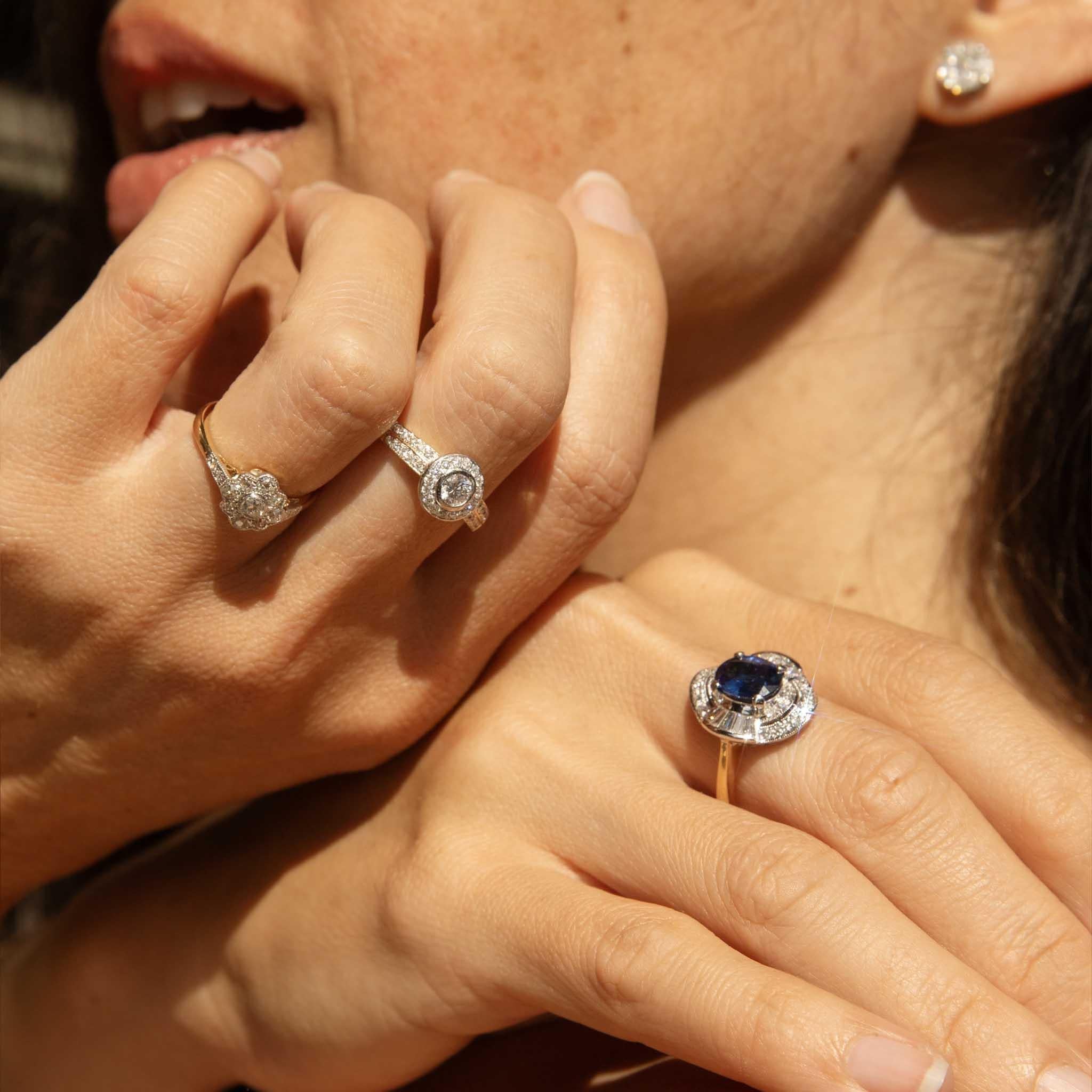 Vintage Circa 1990s Anillo Halo Diamante Brillante Redondo 18 Quilates Oro Blanco Amarillo 3