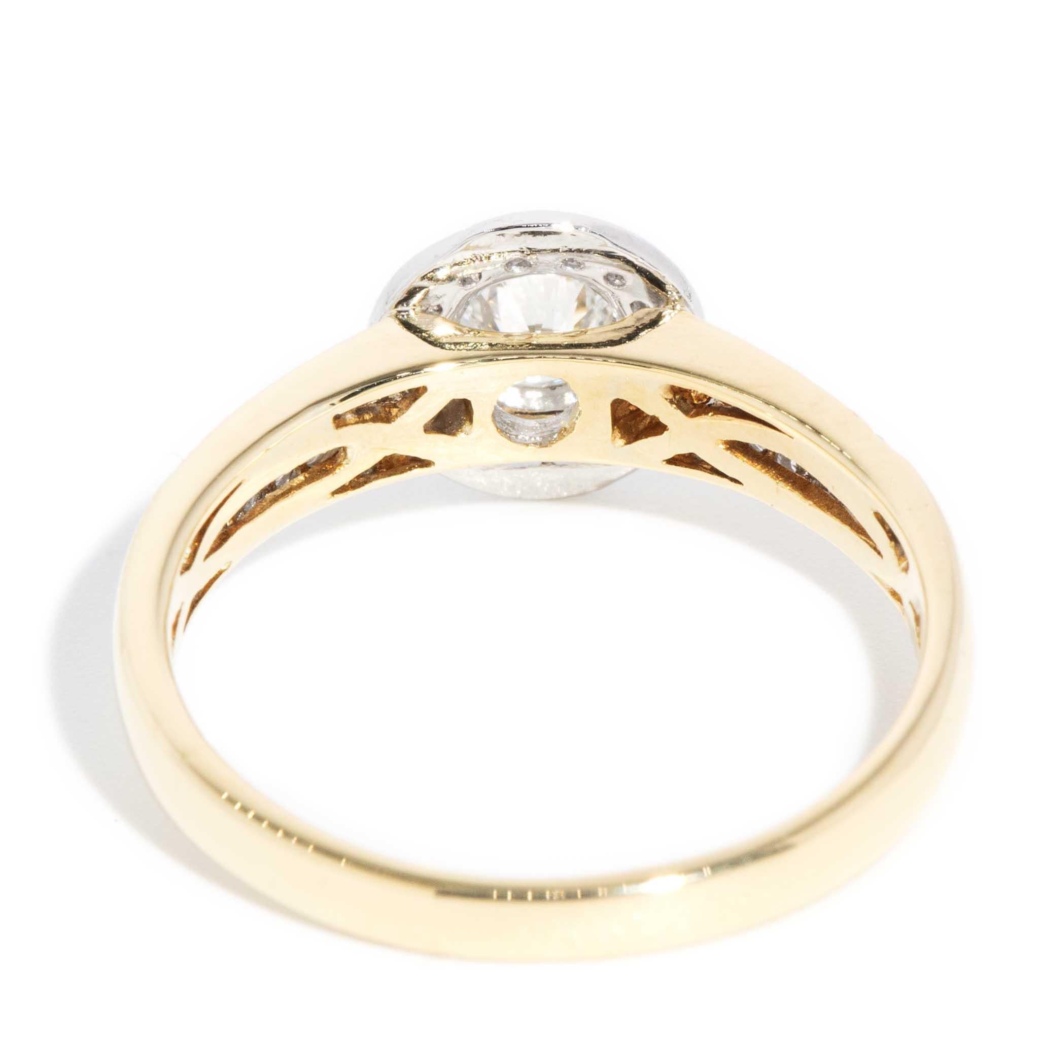 Vintage Circa 1990s Anillo Halo Diamante Brillante Redondo 18 Quilates Oro Blanco Amarillo 4