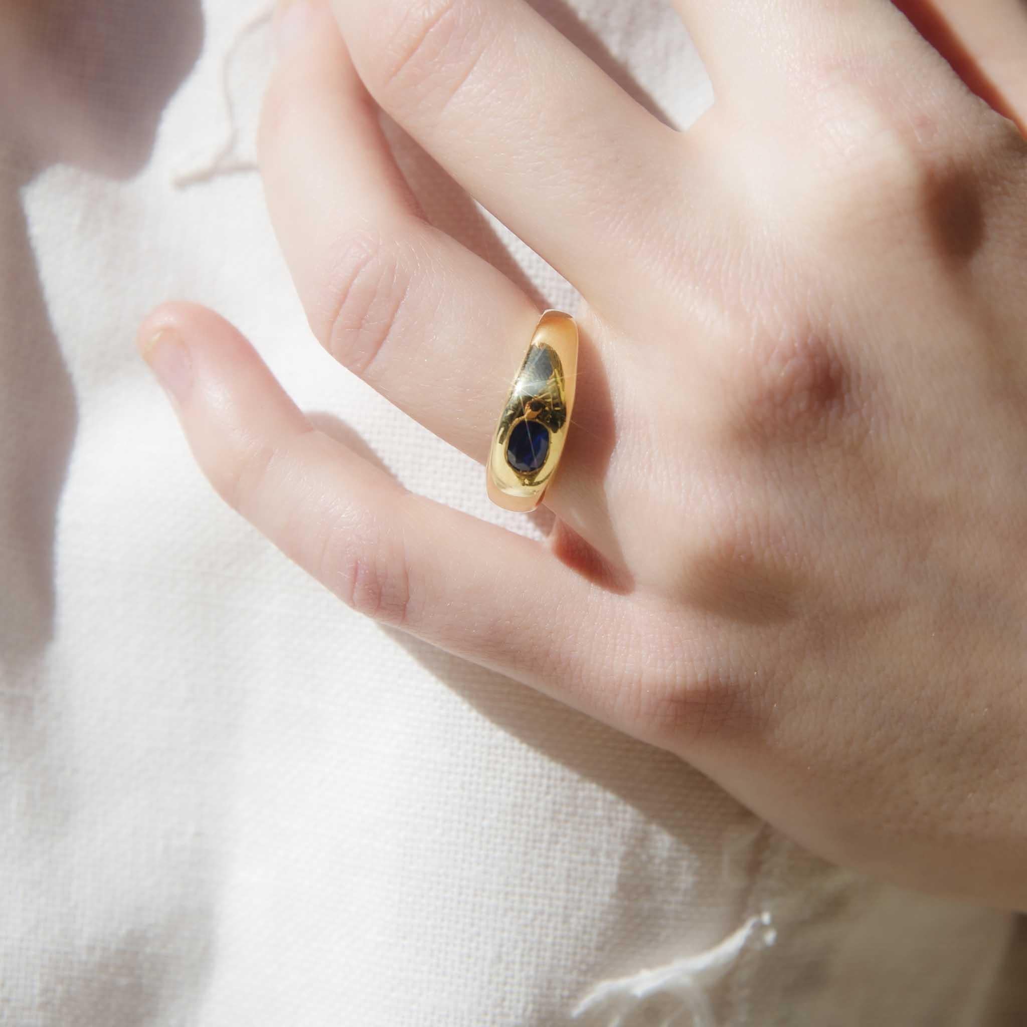 Der aus 9 Karat Gold geschmiedete Ring Nadya ist zurückhaltend gearbeitet, damit der tiefblaue Saphir zur Geltung kommt.  Manchmal ist das einfachste Design das kühnste.

Der Nadya Ring Edelstein Details
Das Gewicht des tiefblauen ovalen Saphirs
