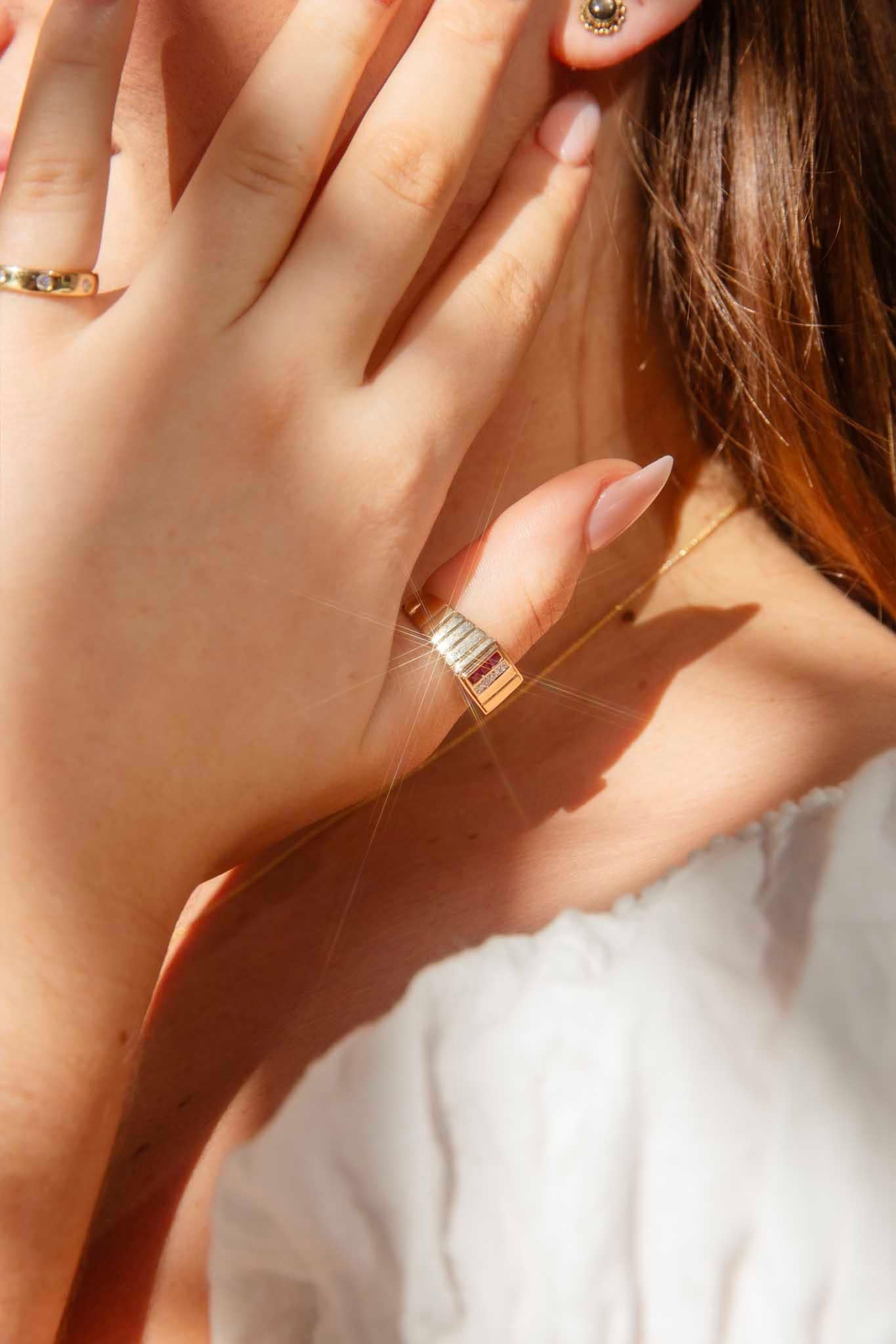 Réalisée en or 14 carats, la bague Kristie met en valeur la beauté des rubis d'un rouge profond et des diamants étincelants. Son design élégant et ses couleurs vives en font un cadeau idéal pour toutes les occasions. Cette pièce exquise est un