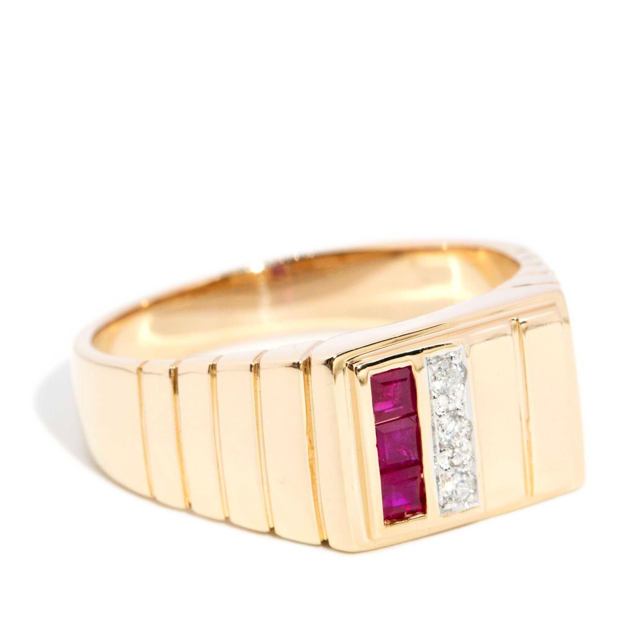 Moderne Vintage Circa 1990s Ruby & Diamond Stepped Dress Ring 14 Carat Gold en vente