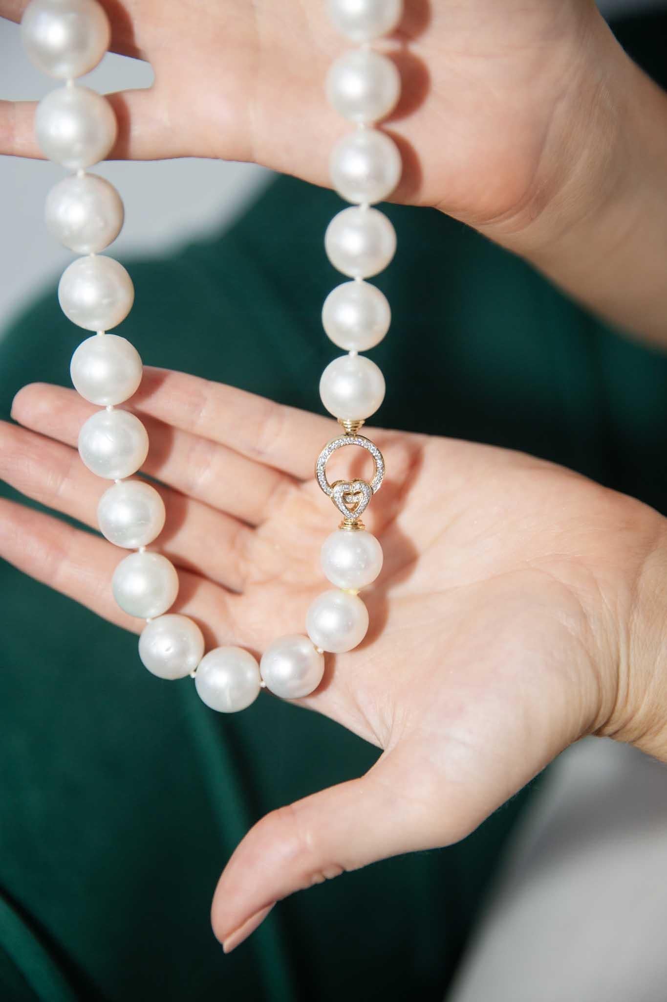 Taglio rotondo Collana con fili di perle dei mari del sud vintage, circa anni '90, con chiusura in oro bianco 18 carati in vendita