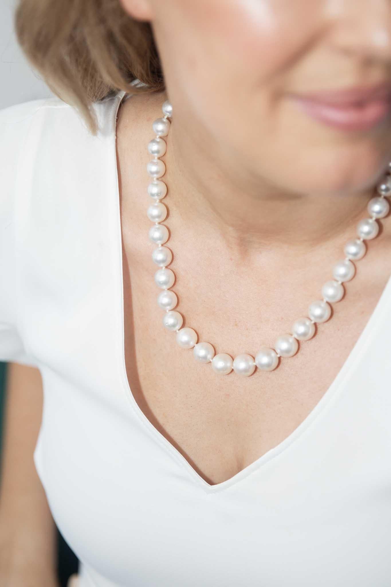 Vintage Circa 1990s South Sea Pearl Strand Necklace 18 Carat White Gold Clasp In Good Condition For Sale In Hamilton, AU