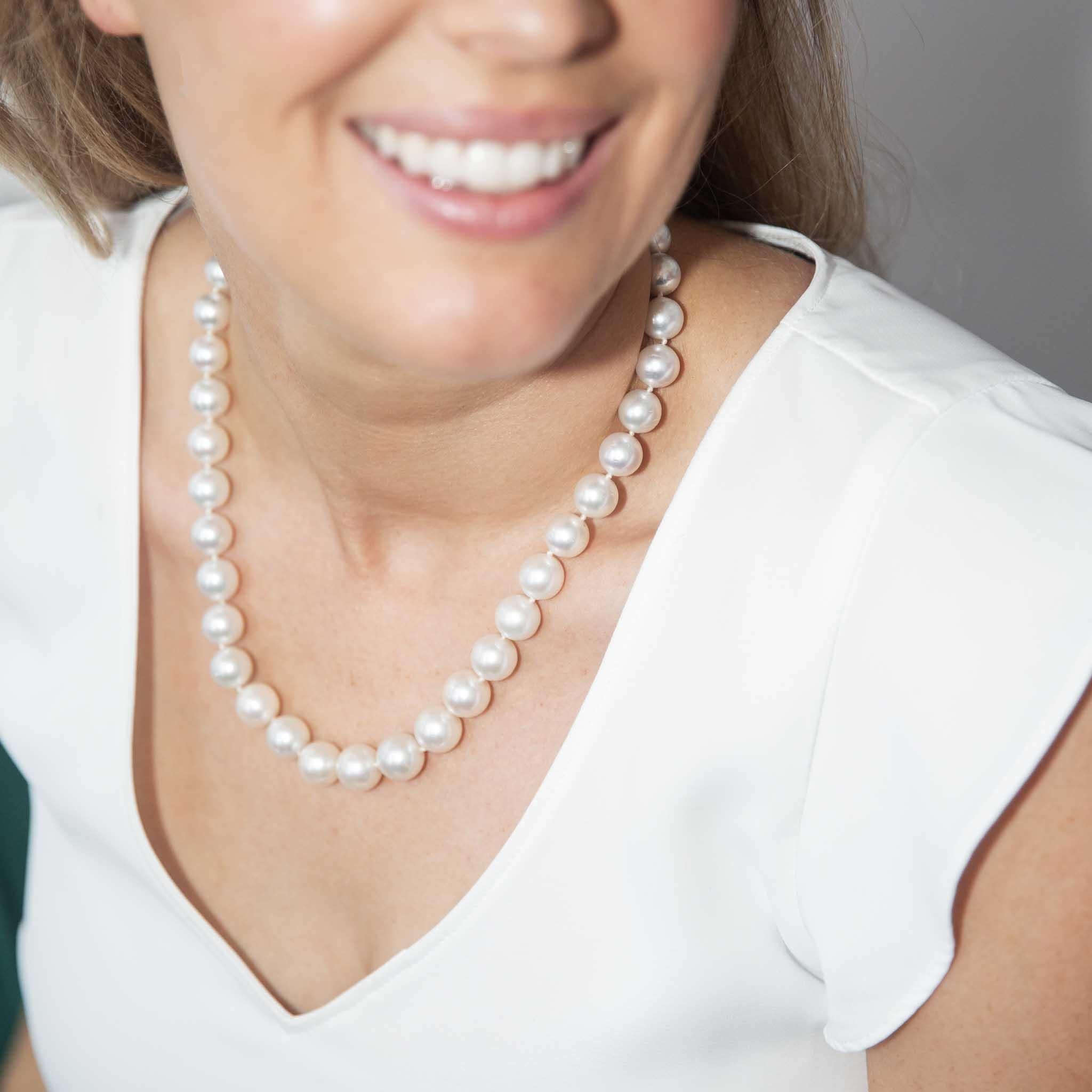 Vintage Circa 1990s South Sea Pearl Strand Necklace 18 Carat White Gold Clasp For Sale 1
