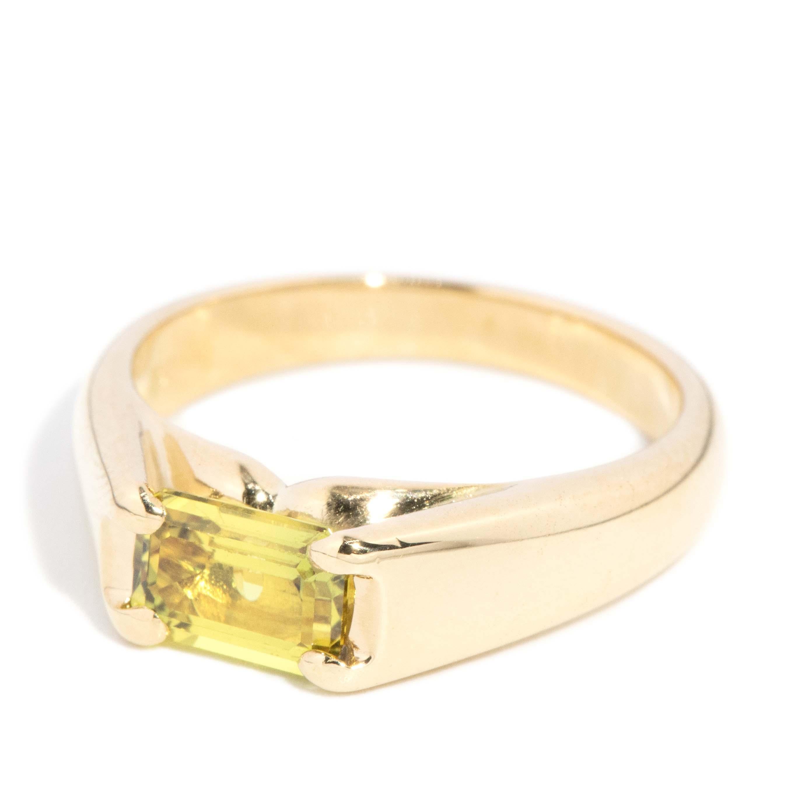 Moderno Vintage Circa 1990s Yellow Sapphire Ring 18 Carat Yellow Gold in vendita