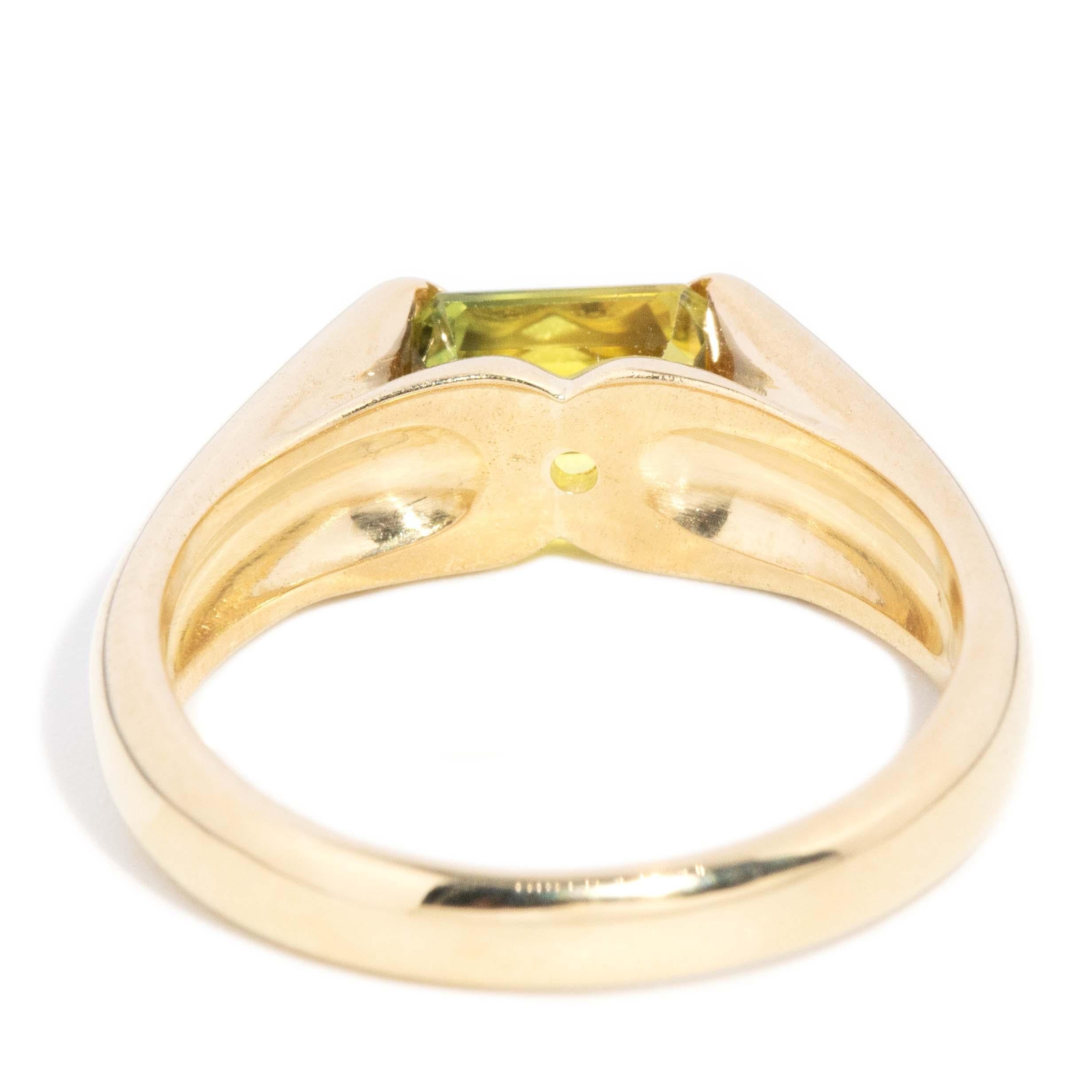 Vintage Circa 1990s Yellow Sapphire Ring 18 Carat Yellow Gold in vendita 3
