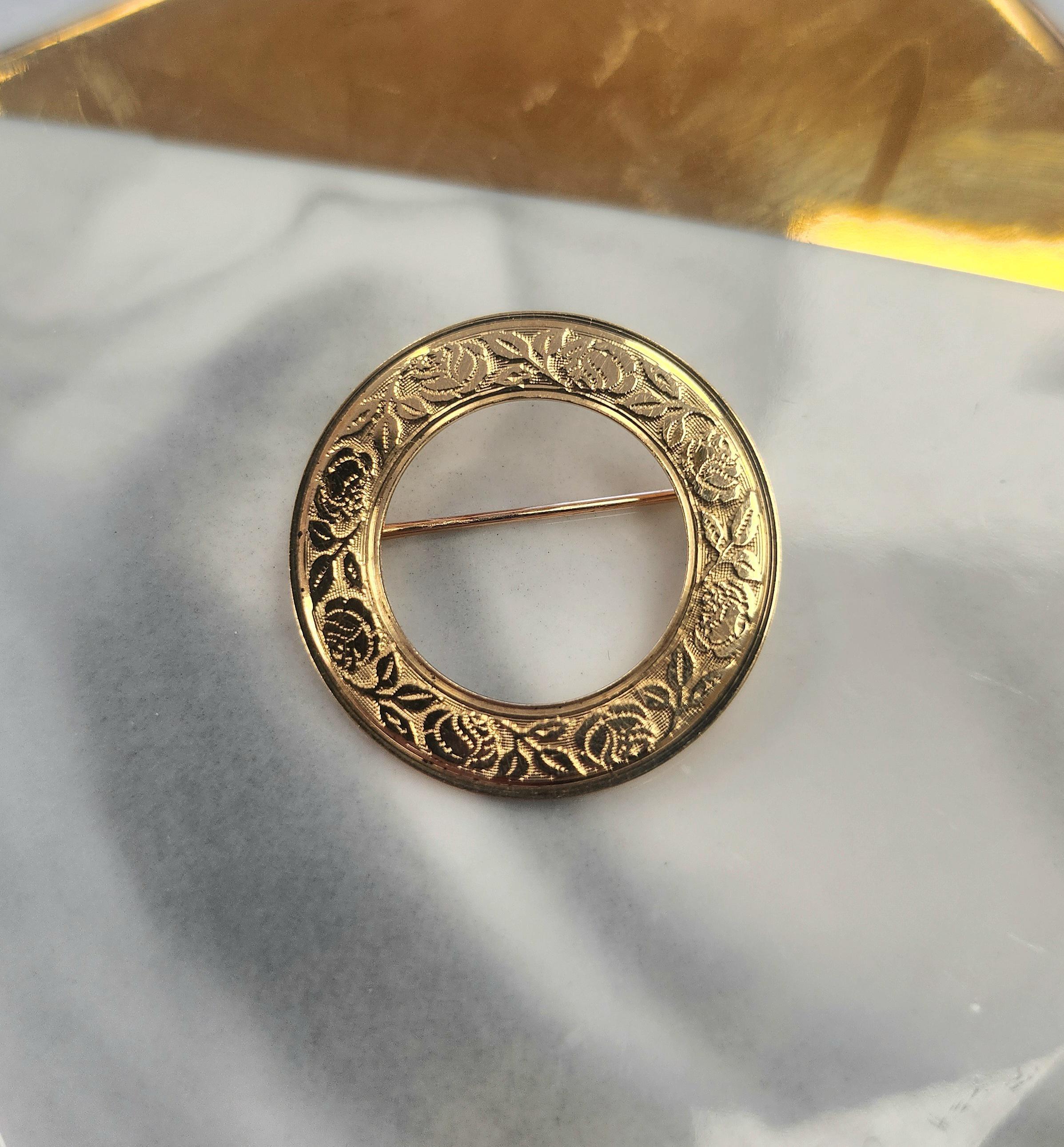 Modern Vintage Circle Brooch Roses and Leaves Engraved 14K Yellow Gold For Sale