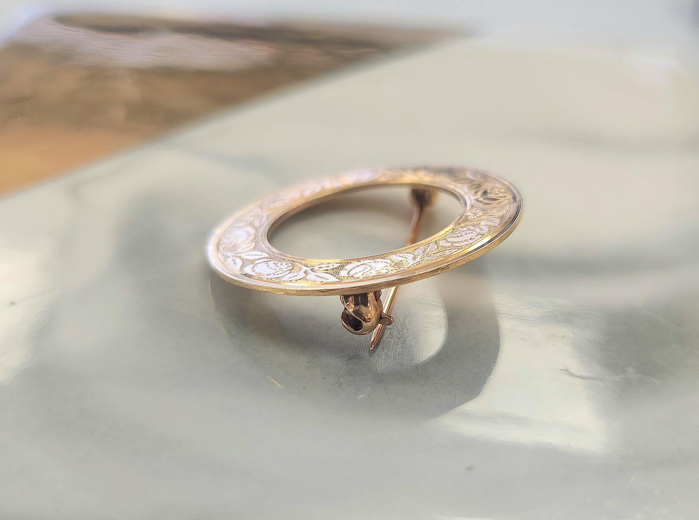 Vintage Circle Brooch Roses and Leaves Engraved 14K Yellow Gold In Good Condition For Sale In Los Angeles, CA